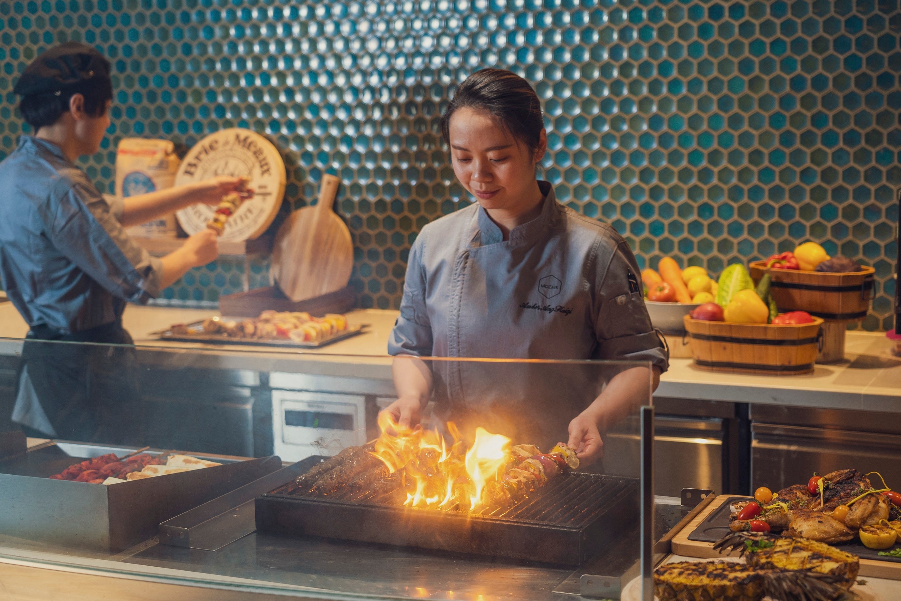 シェフが目の前で出来立ての料理を提供するライブステーション