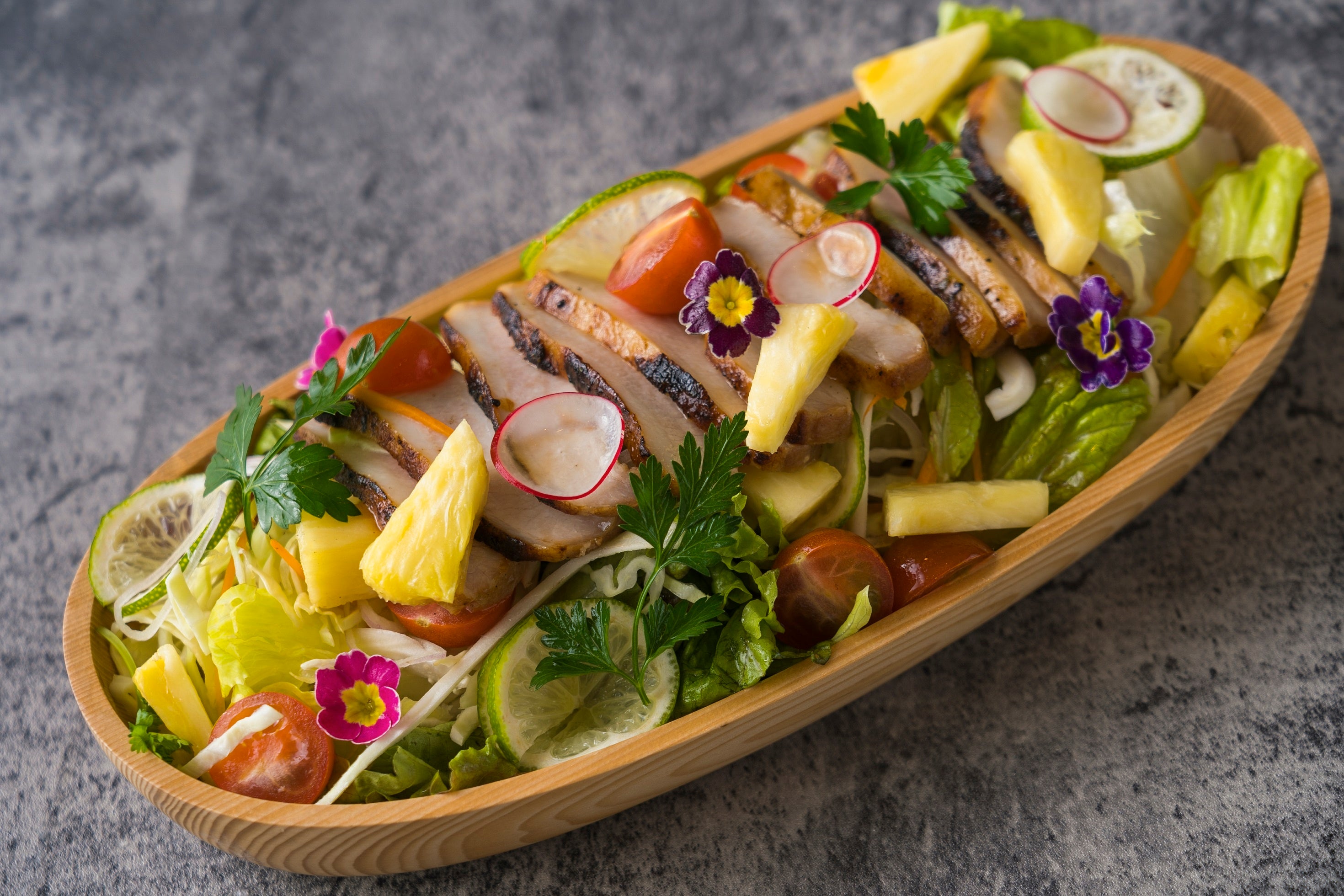 タイ風 ポークとパイナップルのサラダ