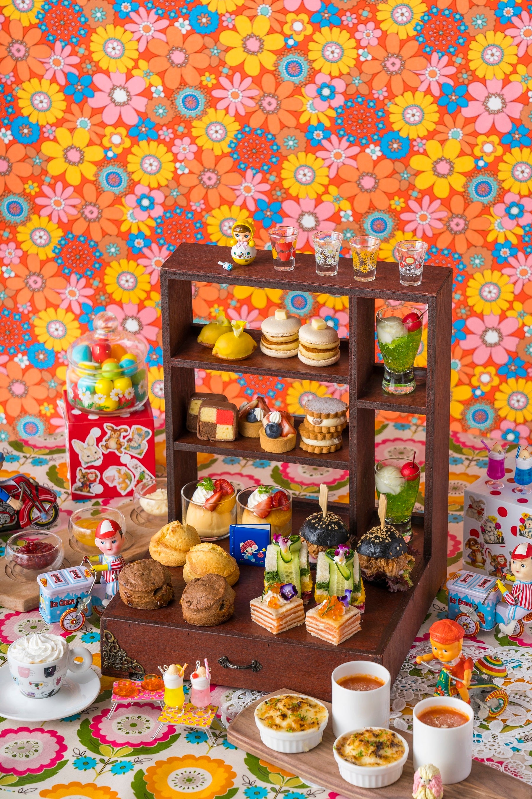 昔の小学校の机のような風合いの木製アフタヌーンティースタンド