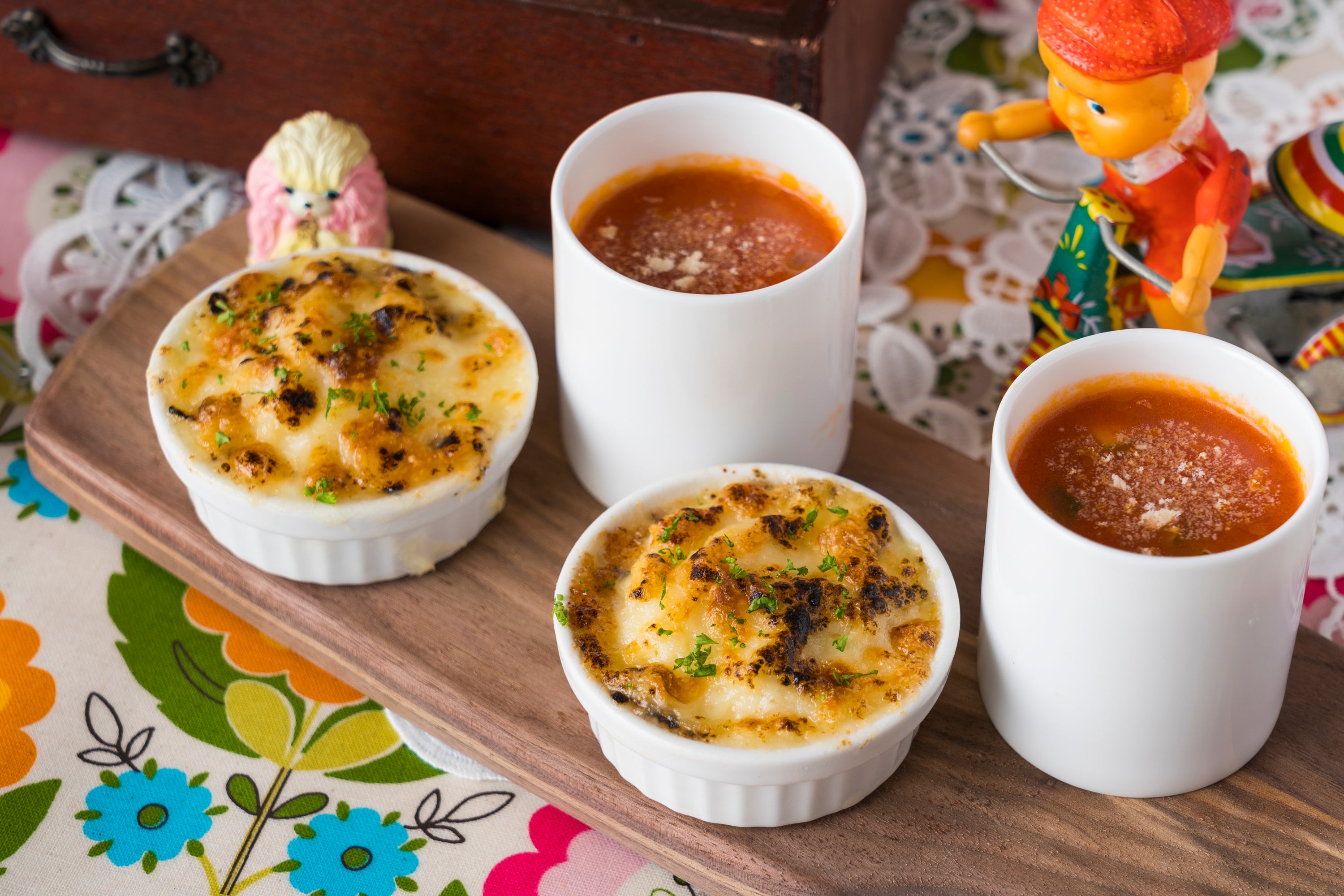 左から、海老マカロニグラタン、クラシックミネストローネ