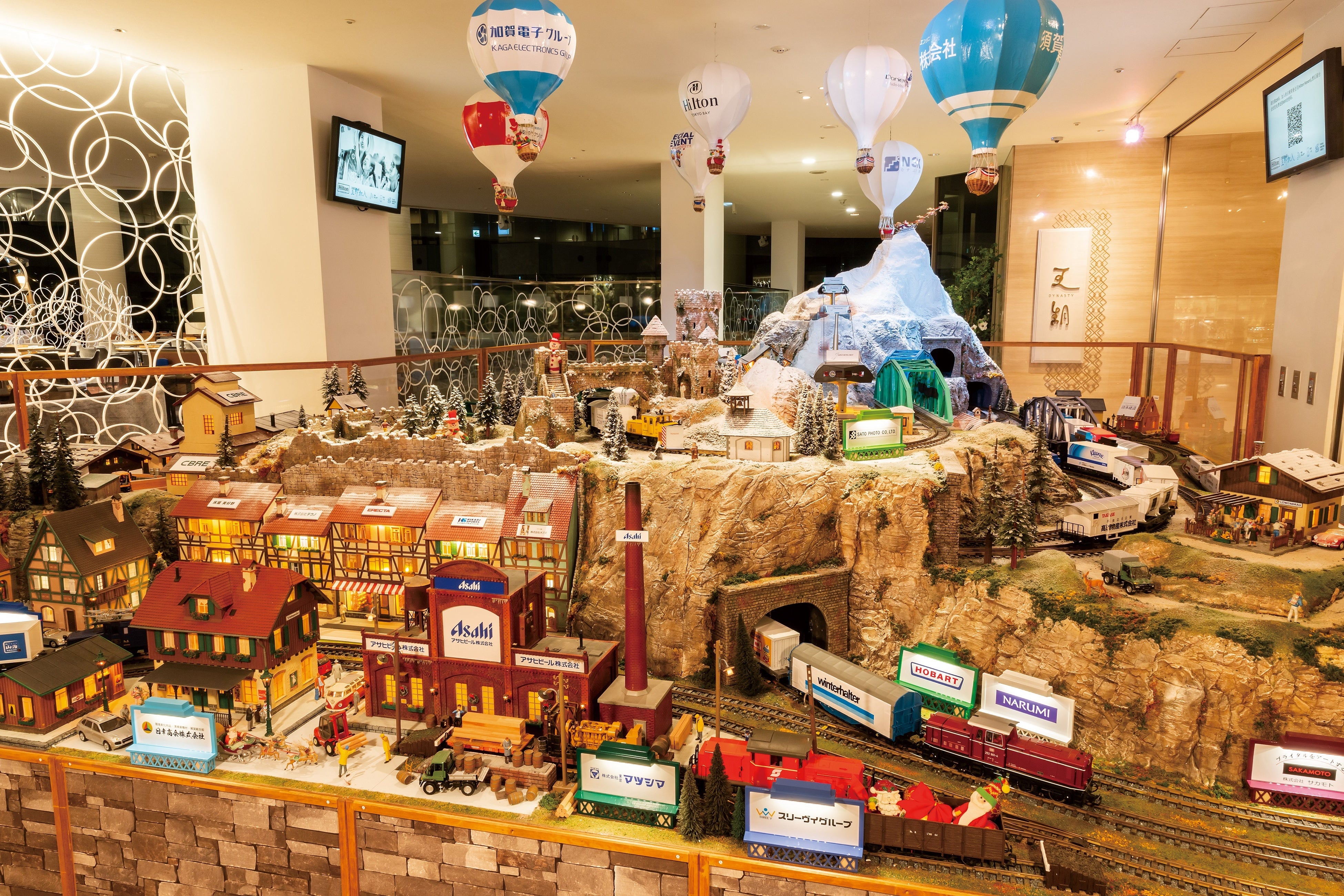 巨大なジオラマがクリスマスムードを演出します（写真はヒルトン東京ベイより）