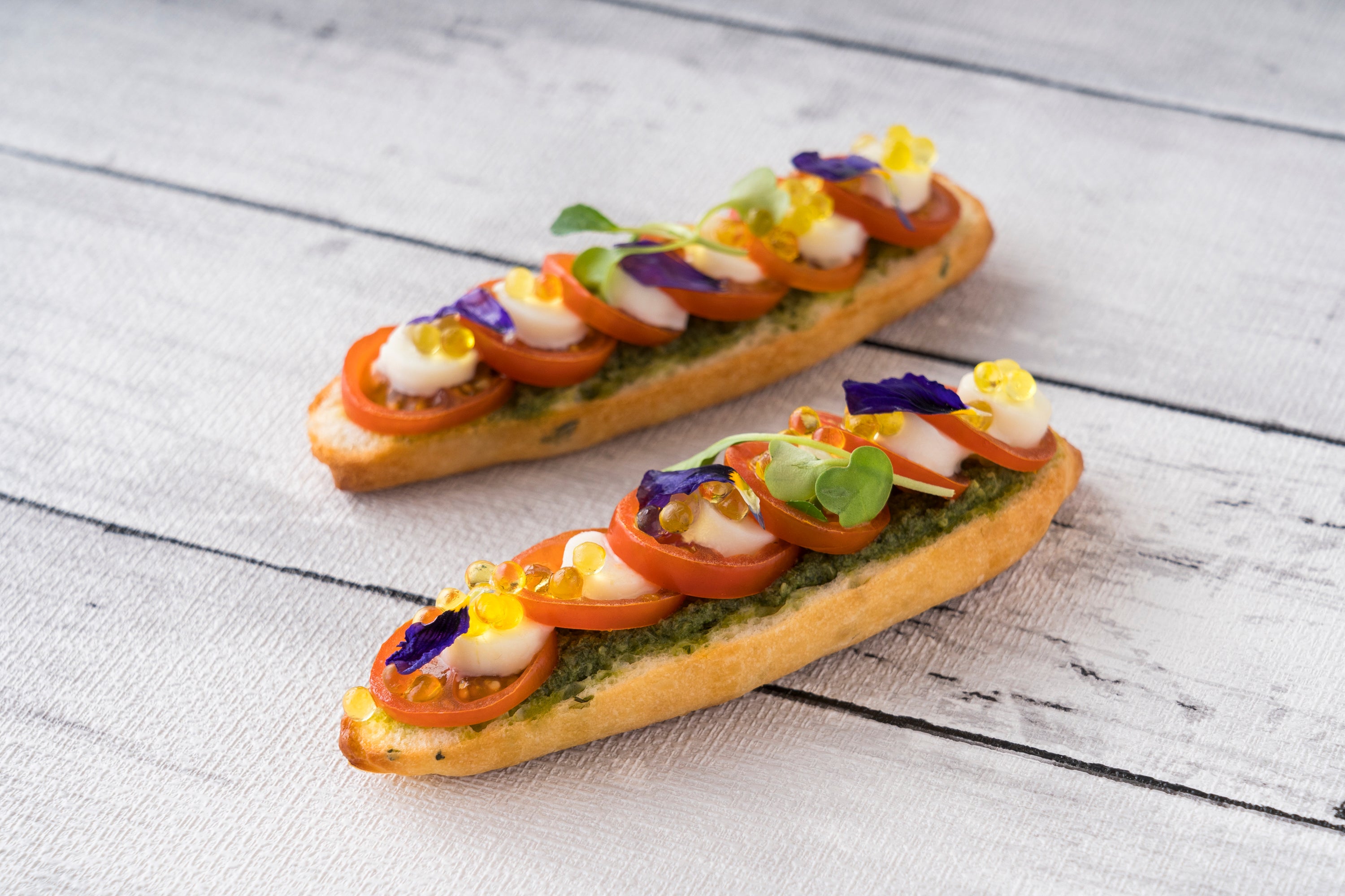 スプリングオニオンブレッド トマトとモッツァレラブルスケッタ