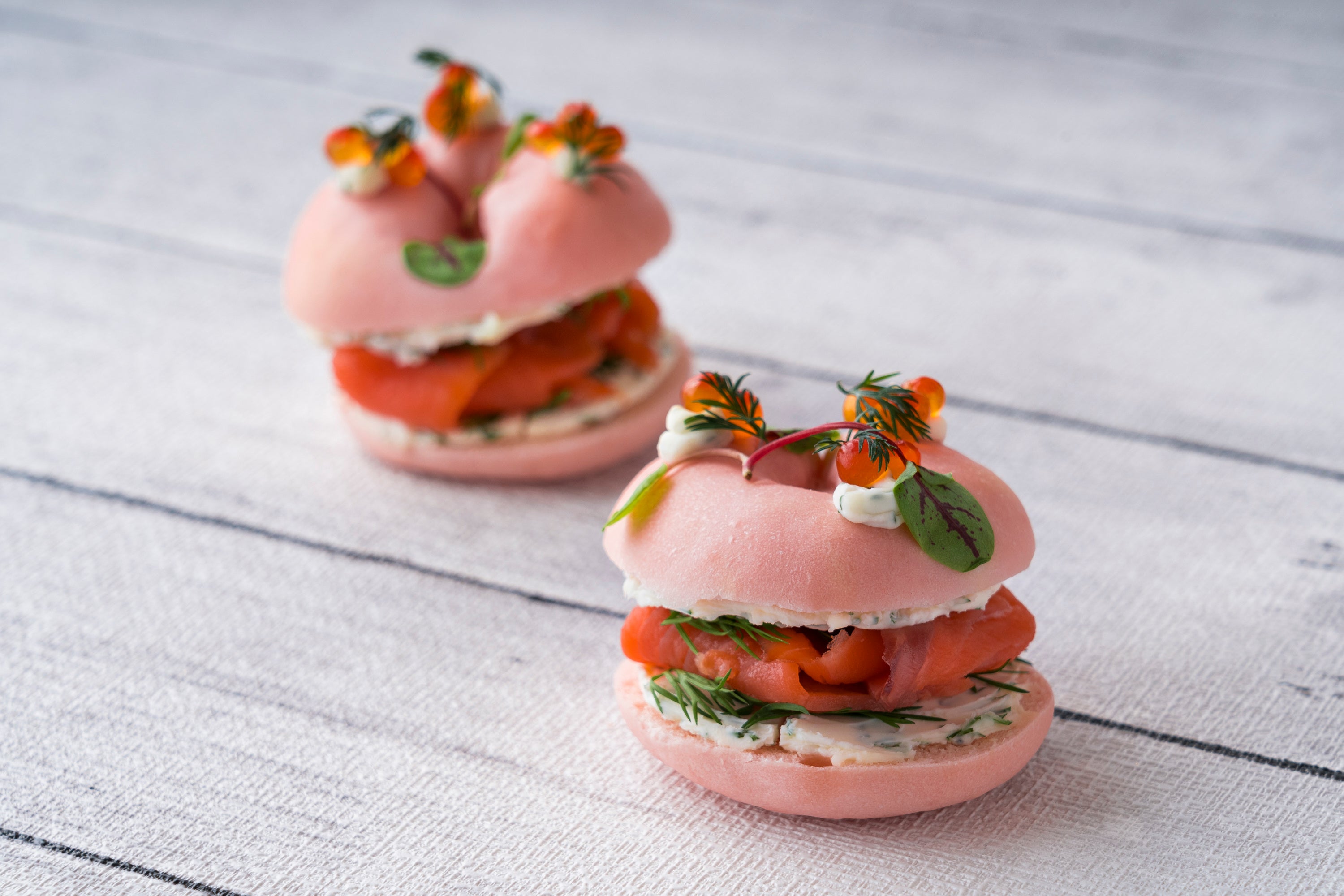 スモークサーモンのビーツベーグル