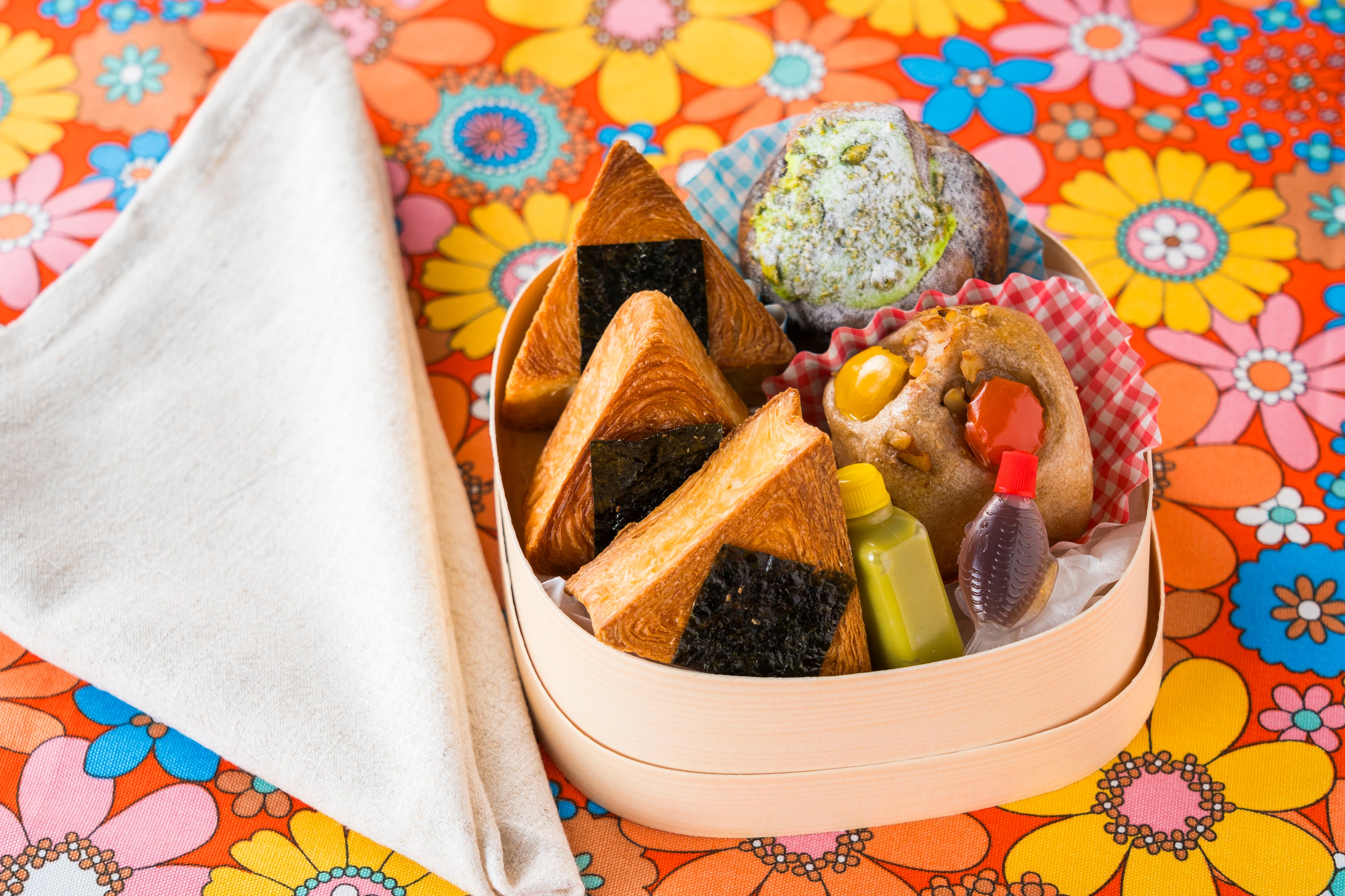 本物のおにぎりのように配された5種類のパン