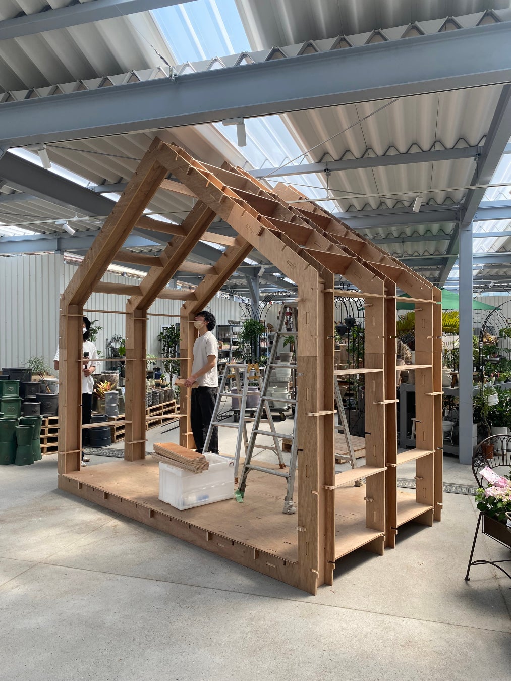 プラモ家具3×6による高さ3メートル超の小屋型什器が登場予定。