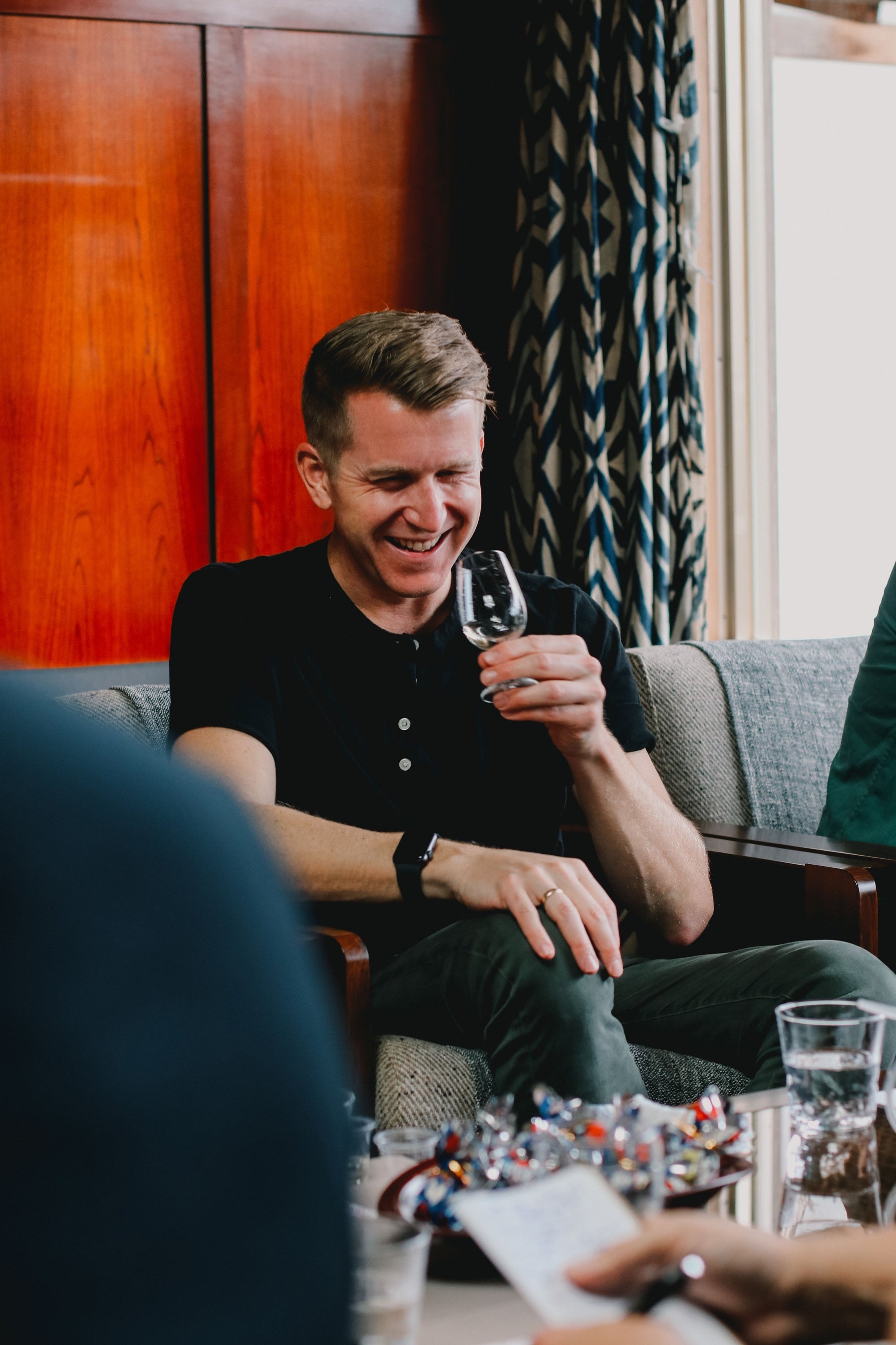 六調子酒造で樽熟成酒を体験する世界で最も先進的なバーの1つ“Death＆Co”のアレックス氏。