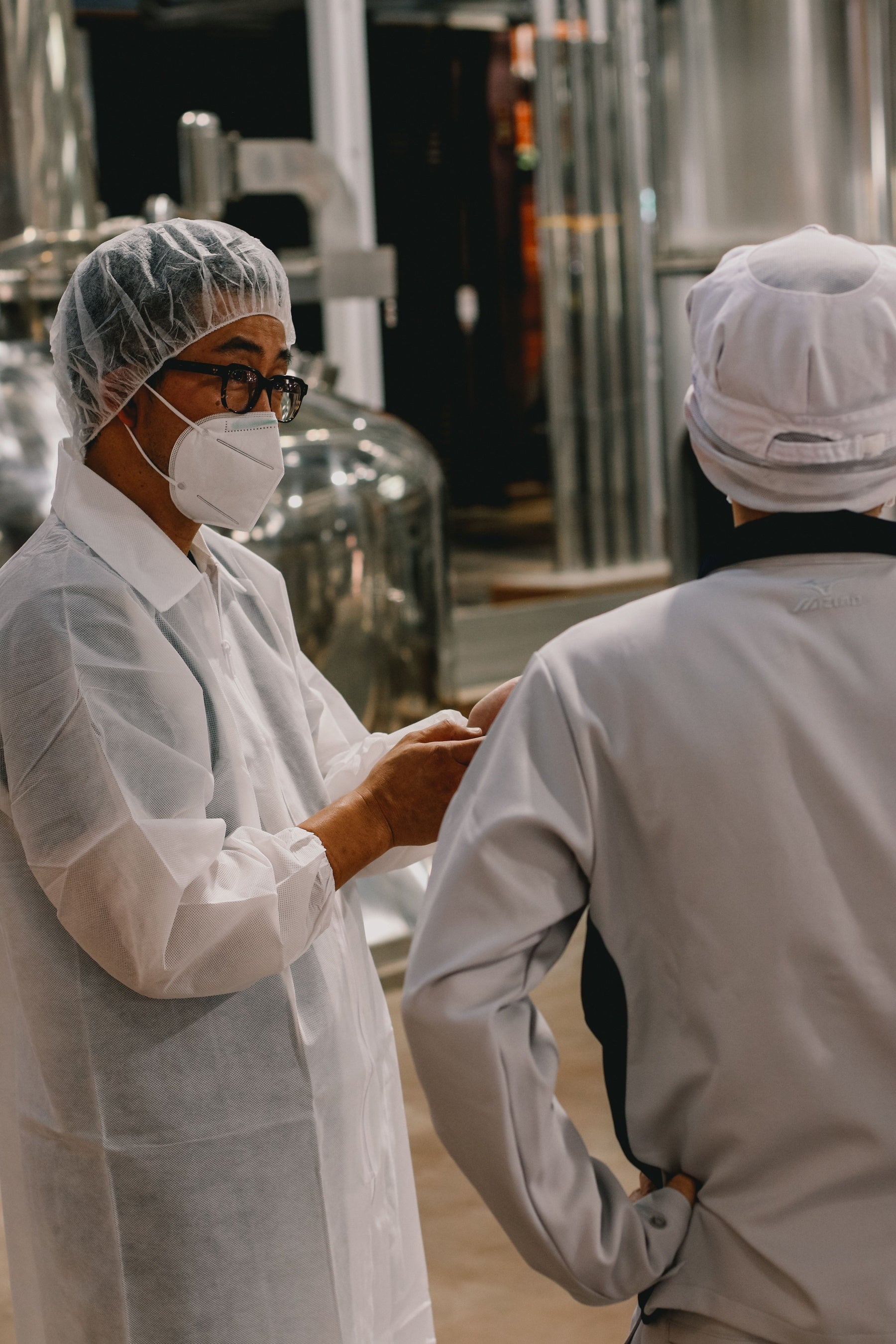 蒸留について熱心に質問しているのは、ニューヨークで活躍する“Bar Goto”のゴトウ・ケンタ氏。