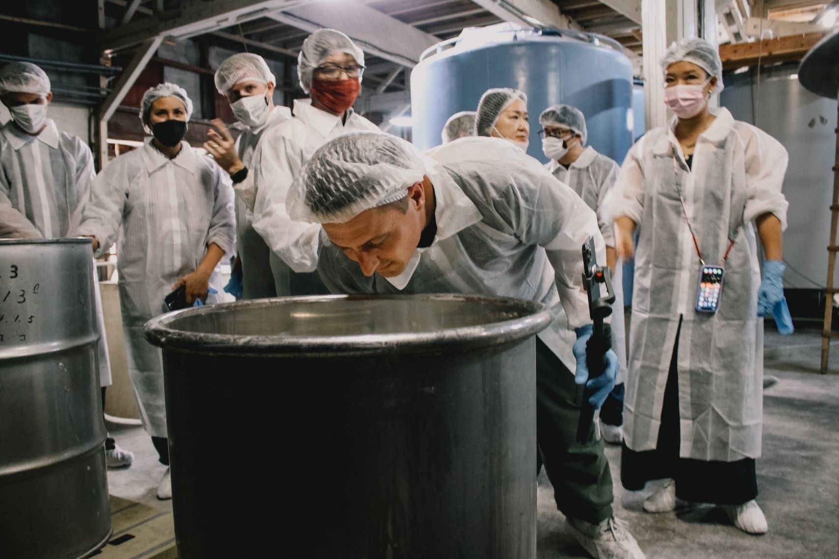 大分・クンチョウ酒造では、伝統的な粕取焼酎を日本酒の仕込みから蒸留までの流れを追って見学。タンクから立ち上がるもろみの香りに興味津々。