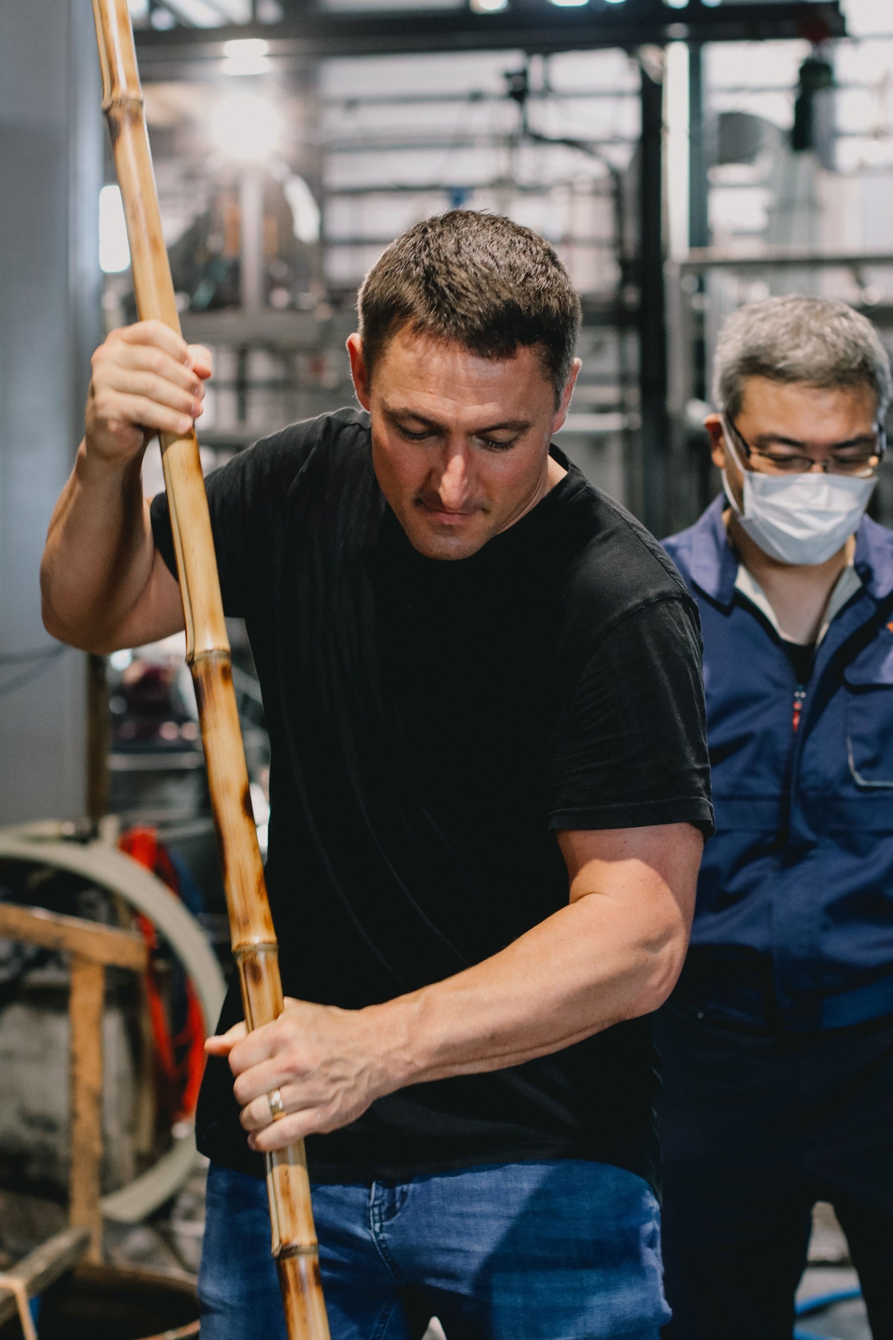 鹿児島・神酒造では、ニューヨークの有名バー“Dead＆Rabbit”ヘッドバーテンダーのディーン氏がもろみを混ぜる仕込みを体験。