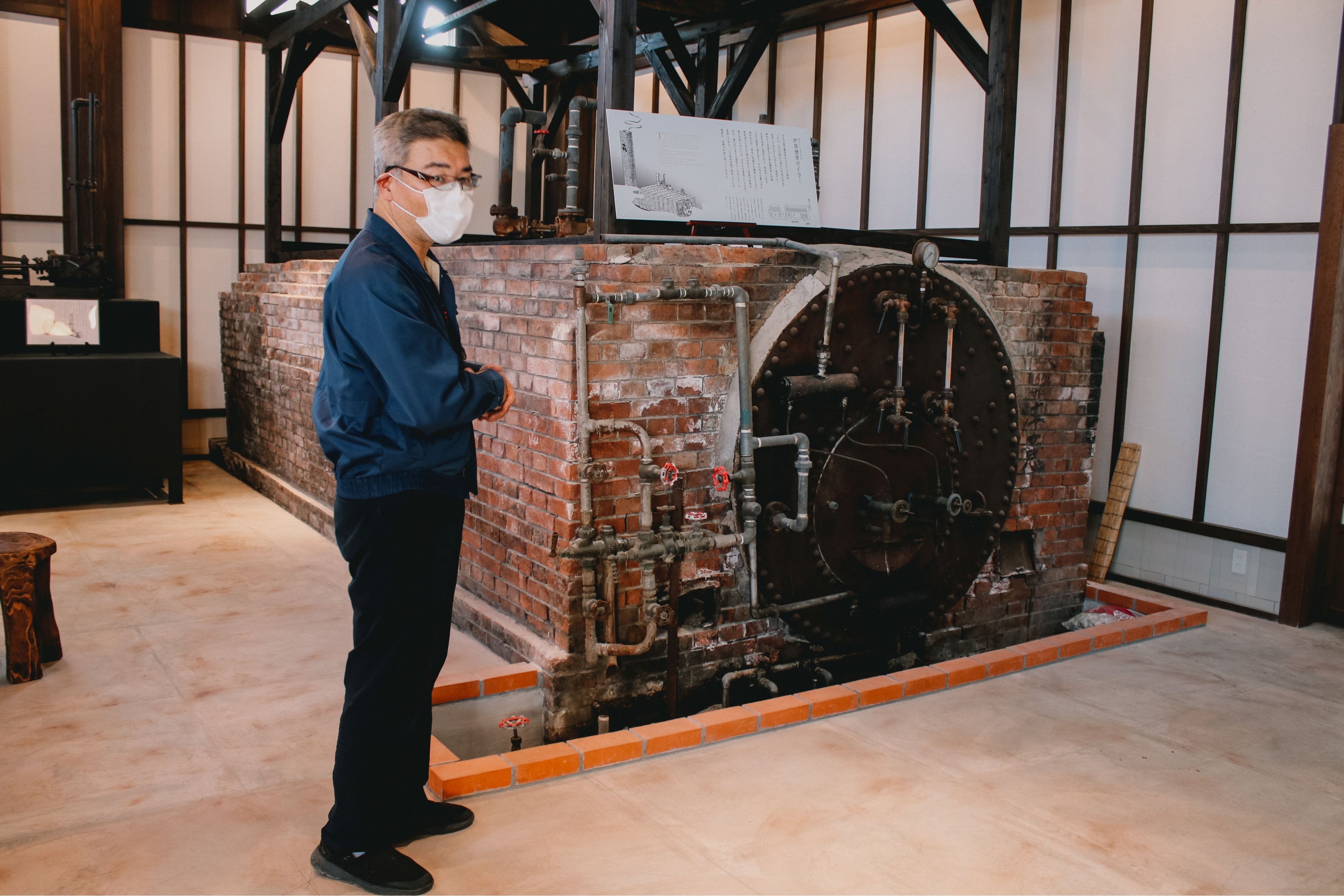 展示している古い蒸留器を説明する神酒造の神社長。どこの蔵でも酒蔵ごとに違う蒸留器の質問が多かったという。