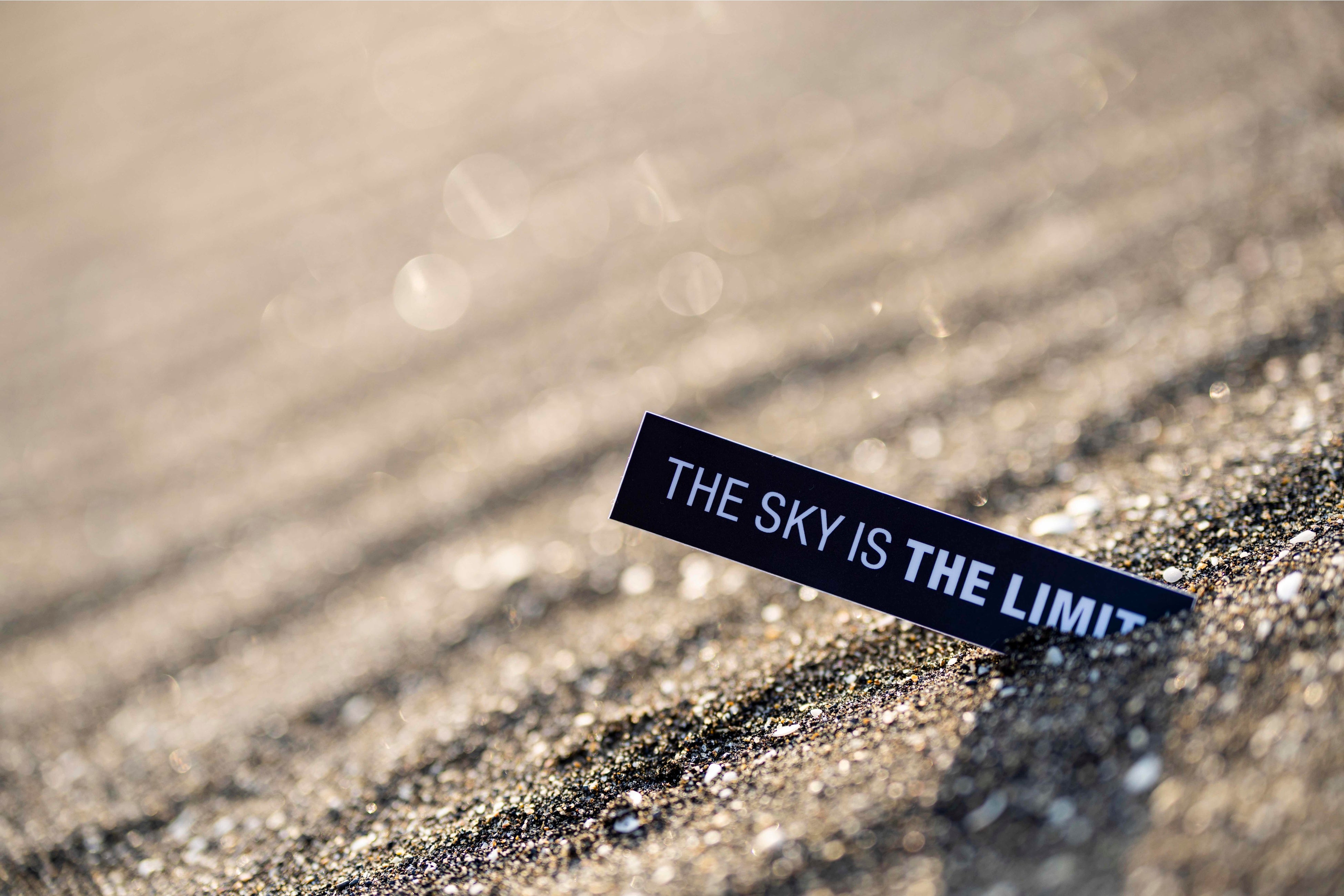 ブランドタグライン「THE SKY IS THE LIMIT」」