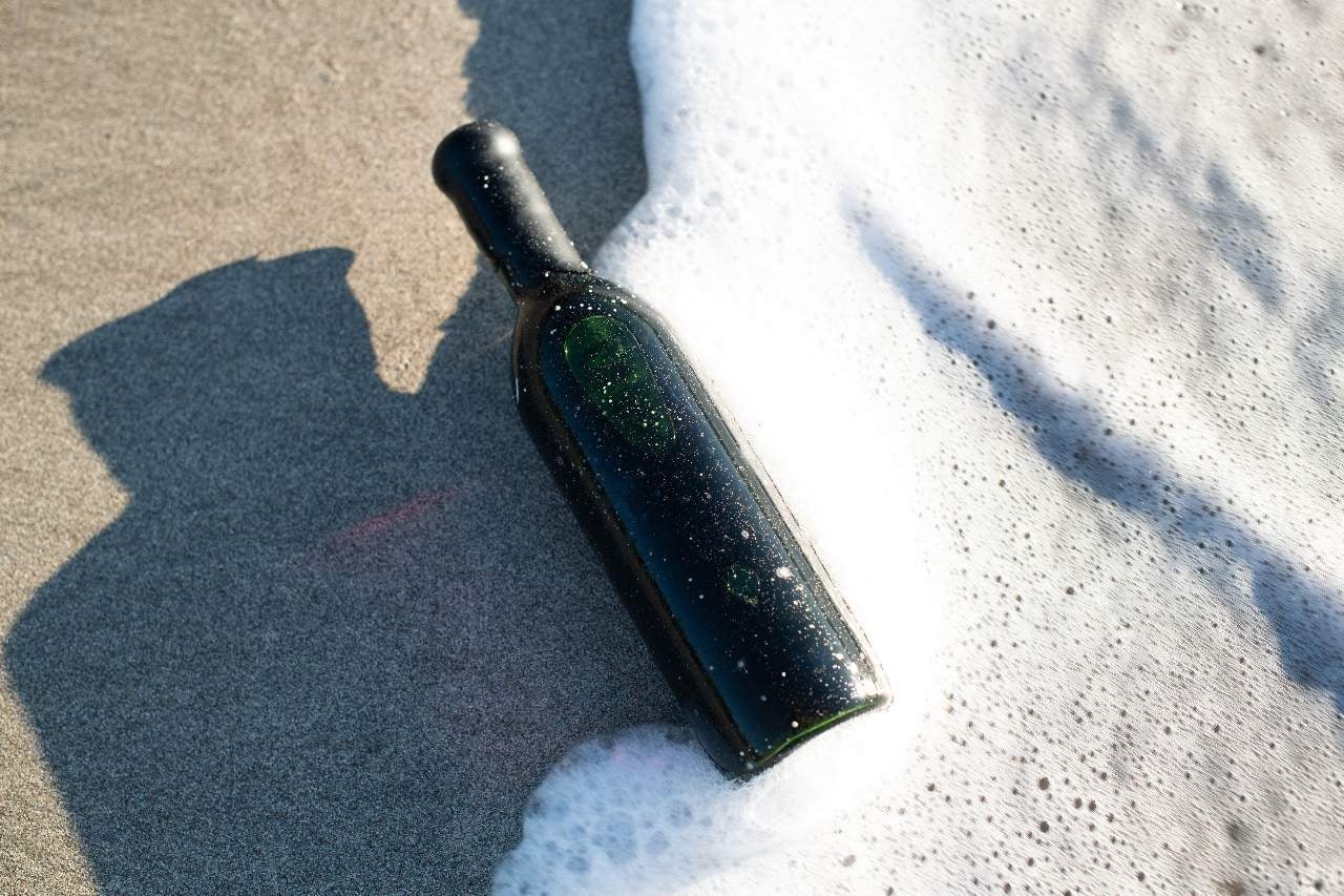 熟成後の瓶は海底の付着物が付き、星空がちりばめられたよう