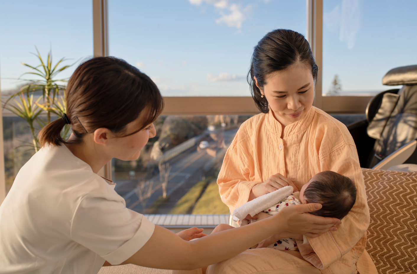 ＜助産師によるサポートを受ける様子＞