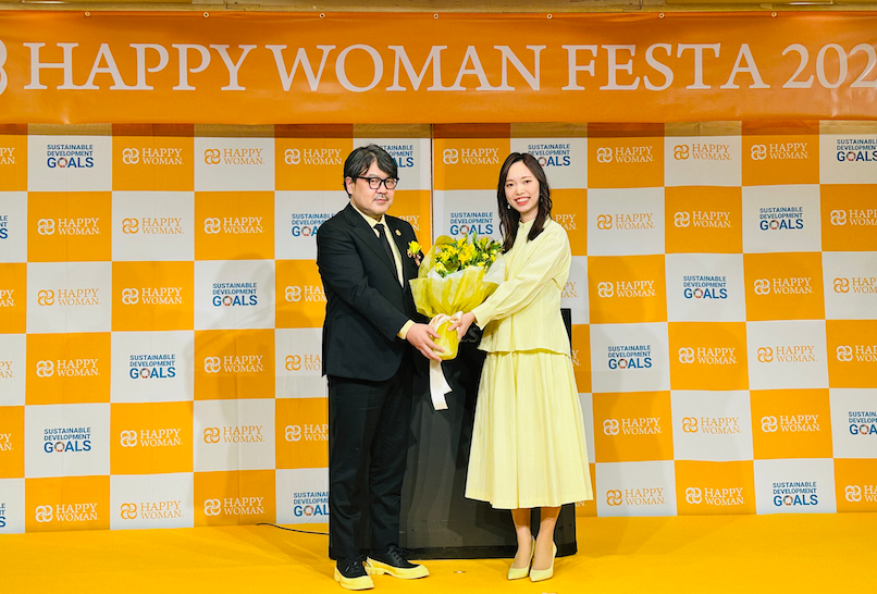＜HAPPY WOMAN実行委委員会 実行委員長 小川孔一 氏と株式会社マムズ　CEO　斎藤睦美＞