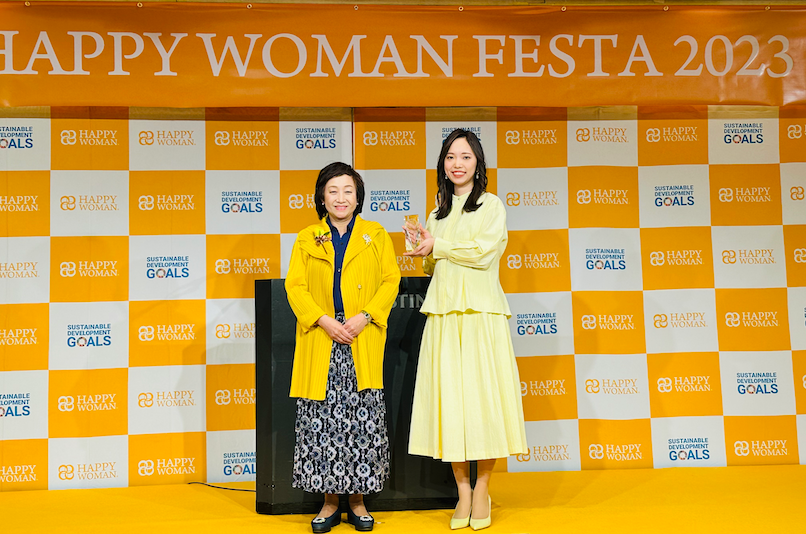 ＜プレゼンターの女性ライフクリニック 理事長　対馬ルリ子 氏と株式会社マムズ CEO　斎藤睦美＞