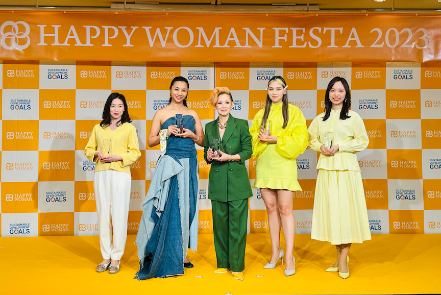 ＜左から、株式会社シェアダイン 井出有希 氏、高橋メアリージュン 氏、夏木マリ 氏、長谷川ミラ 氏、株式会社マムズ 斎藤睦美＞