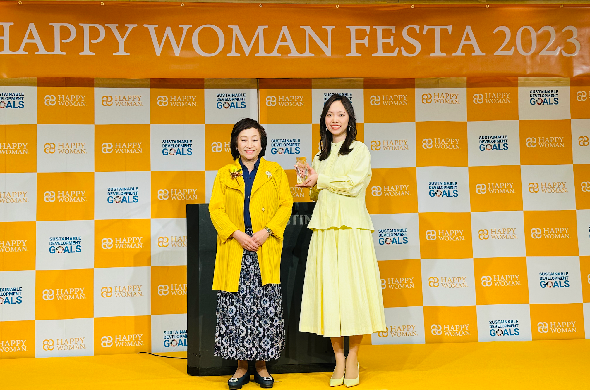 ＜プレゼンターの女性ライフクリニック 理事長　対馬ルリ子 氏と株式会社マムズ CEO　斎藤睦美＞