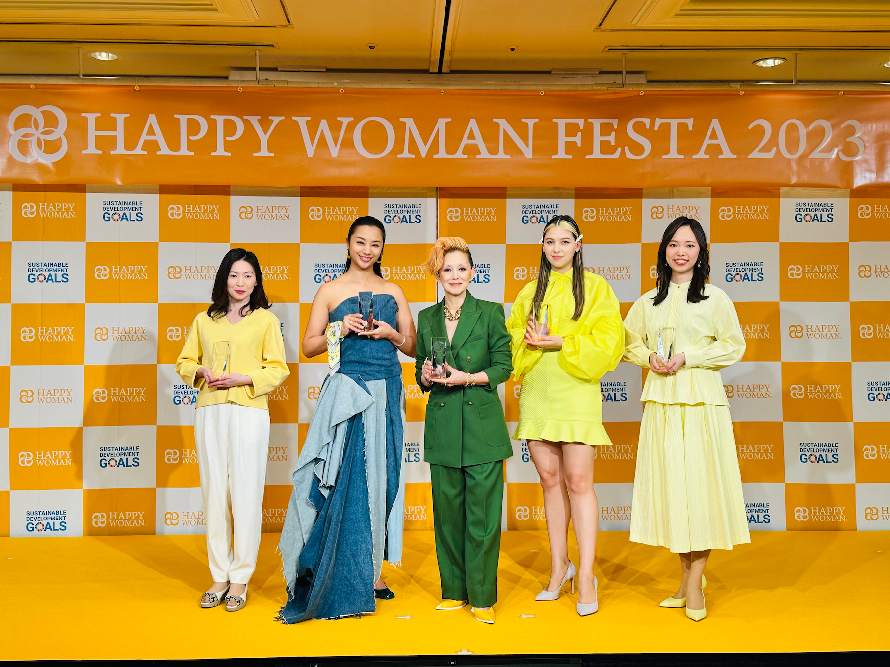 ＜左から、株式会社シェアダイン 井出有希 氏、高橋メアリージュン 氏、夏木マリ 氏、長谷川ミラ 氏、株式会社マムズ 斎藤睦美＞