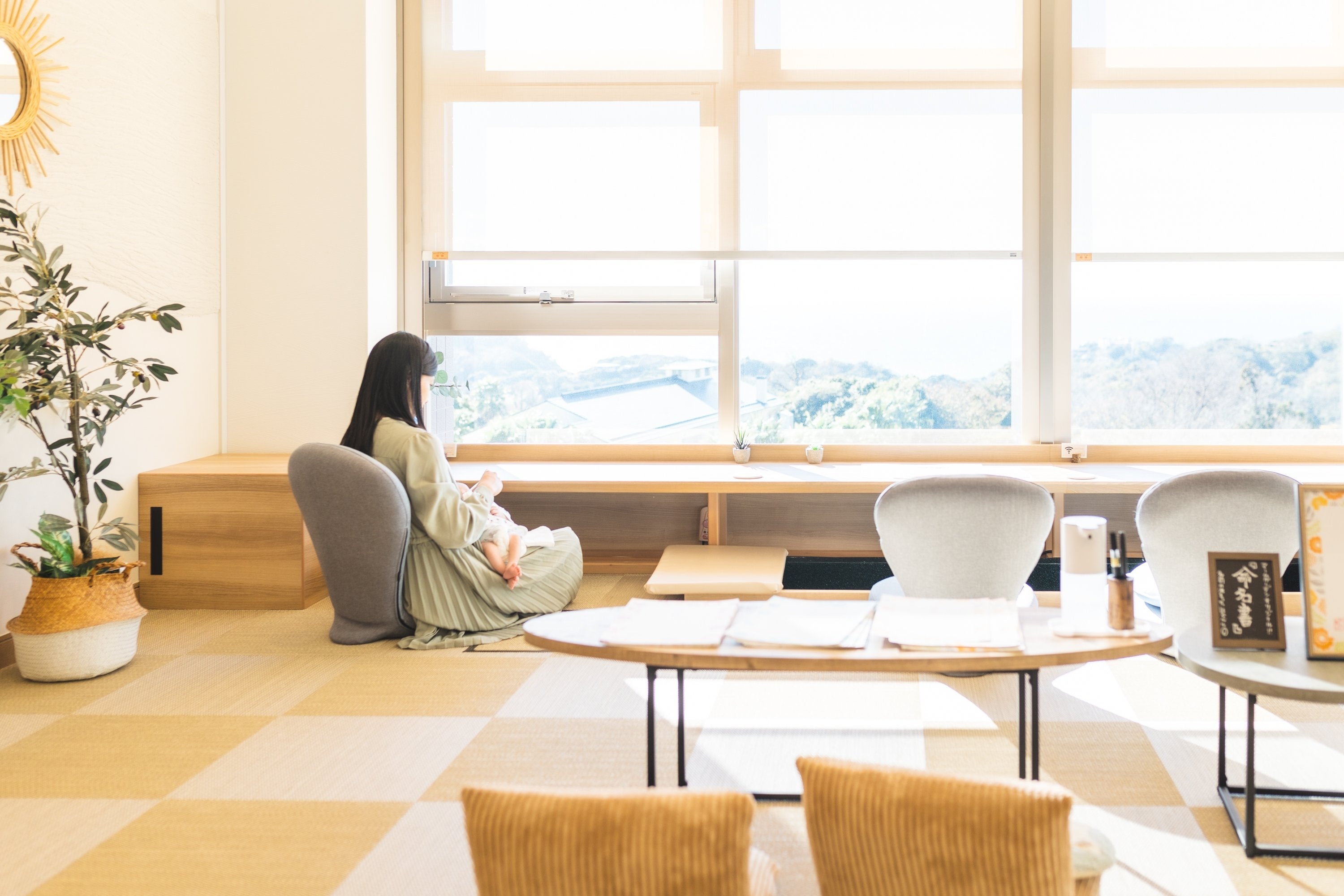 ＜「マームガーデン葉山」海を見ながら足湯でリラックスできる＞