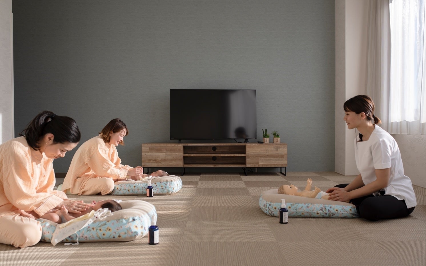 ＜「マームガーデン葉山」ベビーマッサージレッスンの様子＞