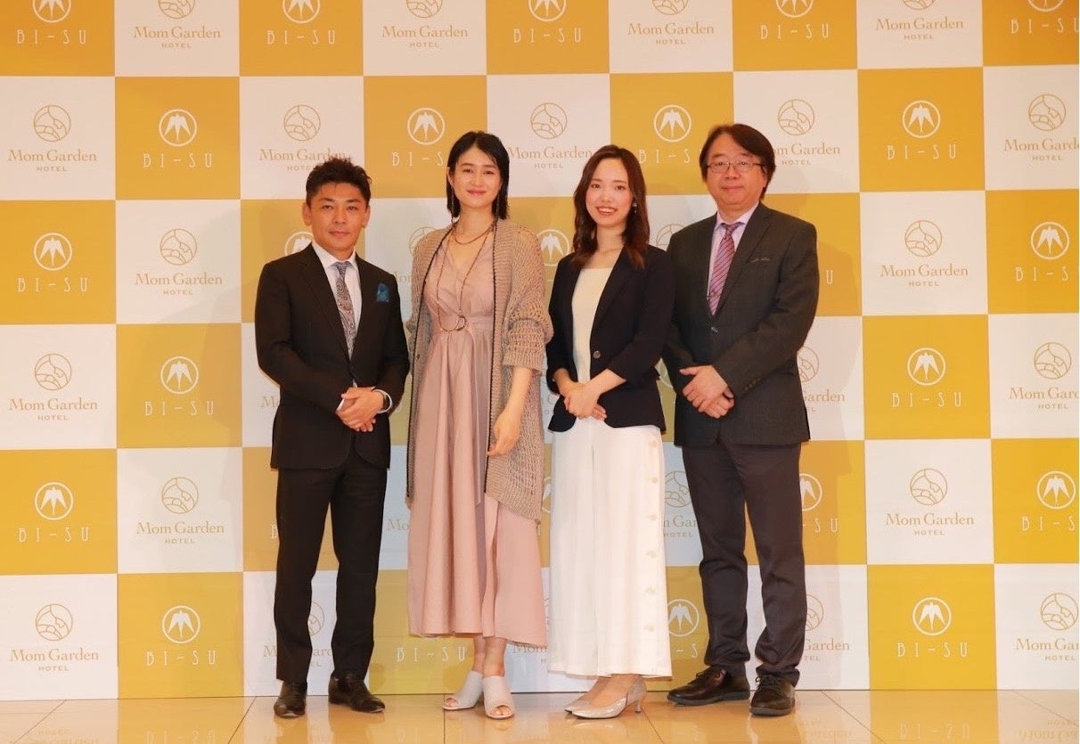 ＜フォトセッションの様子｜左から、稲富氏、小雪氏、斎藤、宗田氏＞