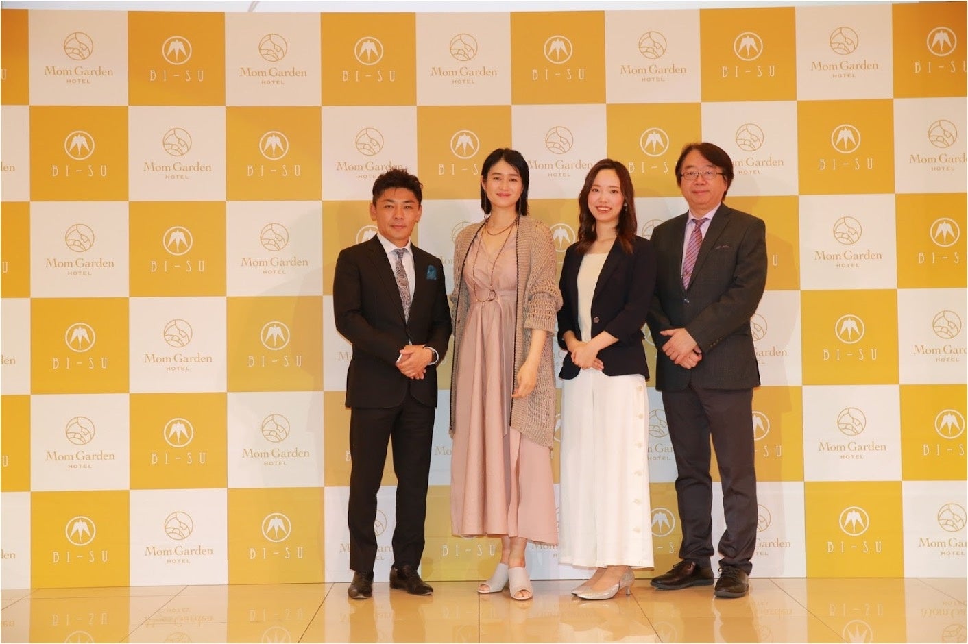 ＜フォトセッションの様子｜左から、稲富氏、小雪氏、斎藤、宗田氏＞