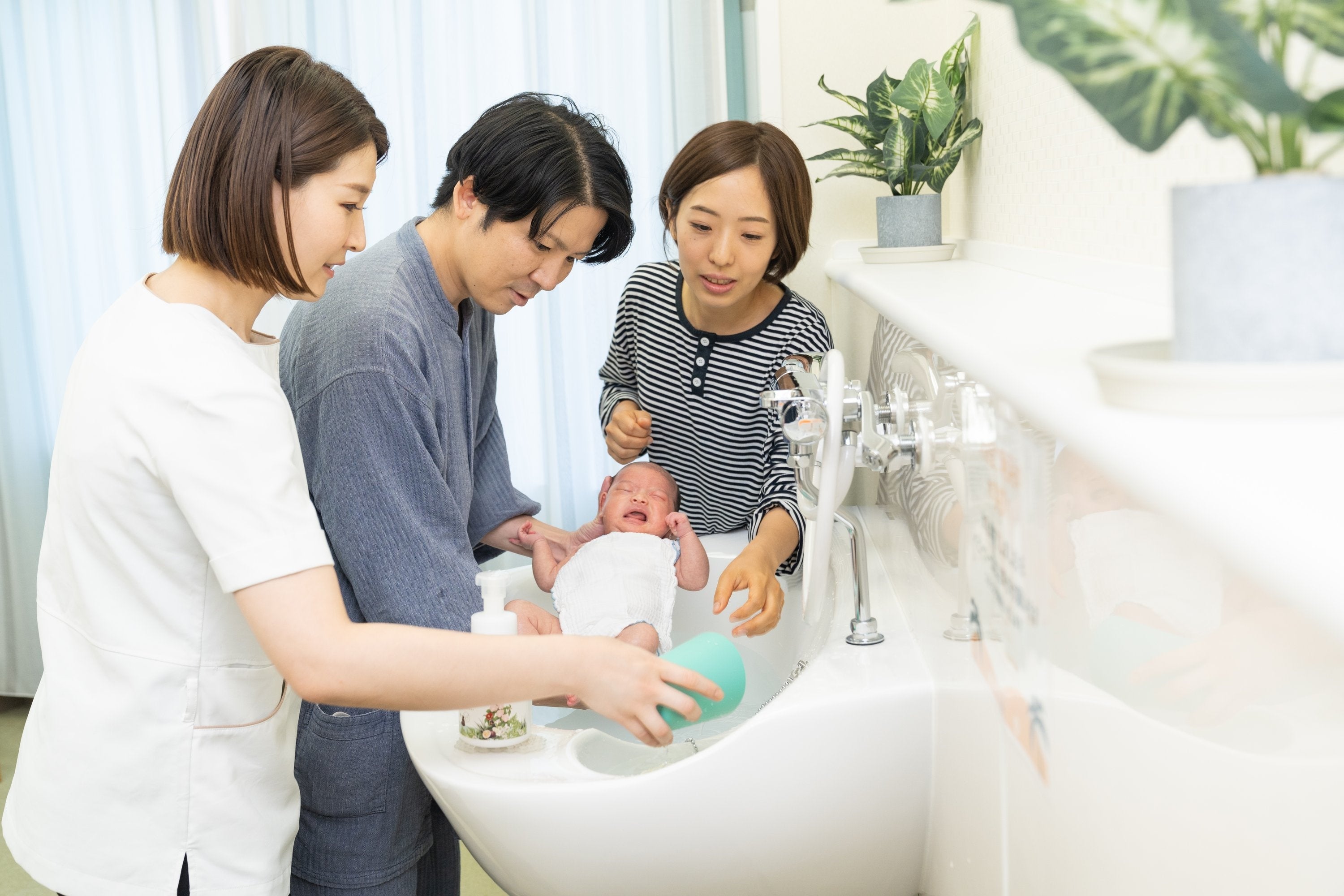 旦那様も受講出来る育児指導多数(沐浴指導の様子)