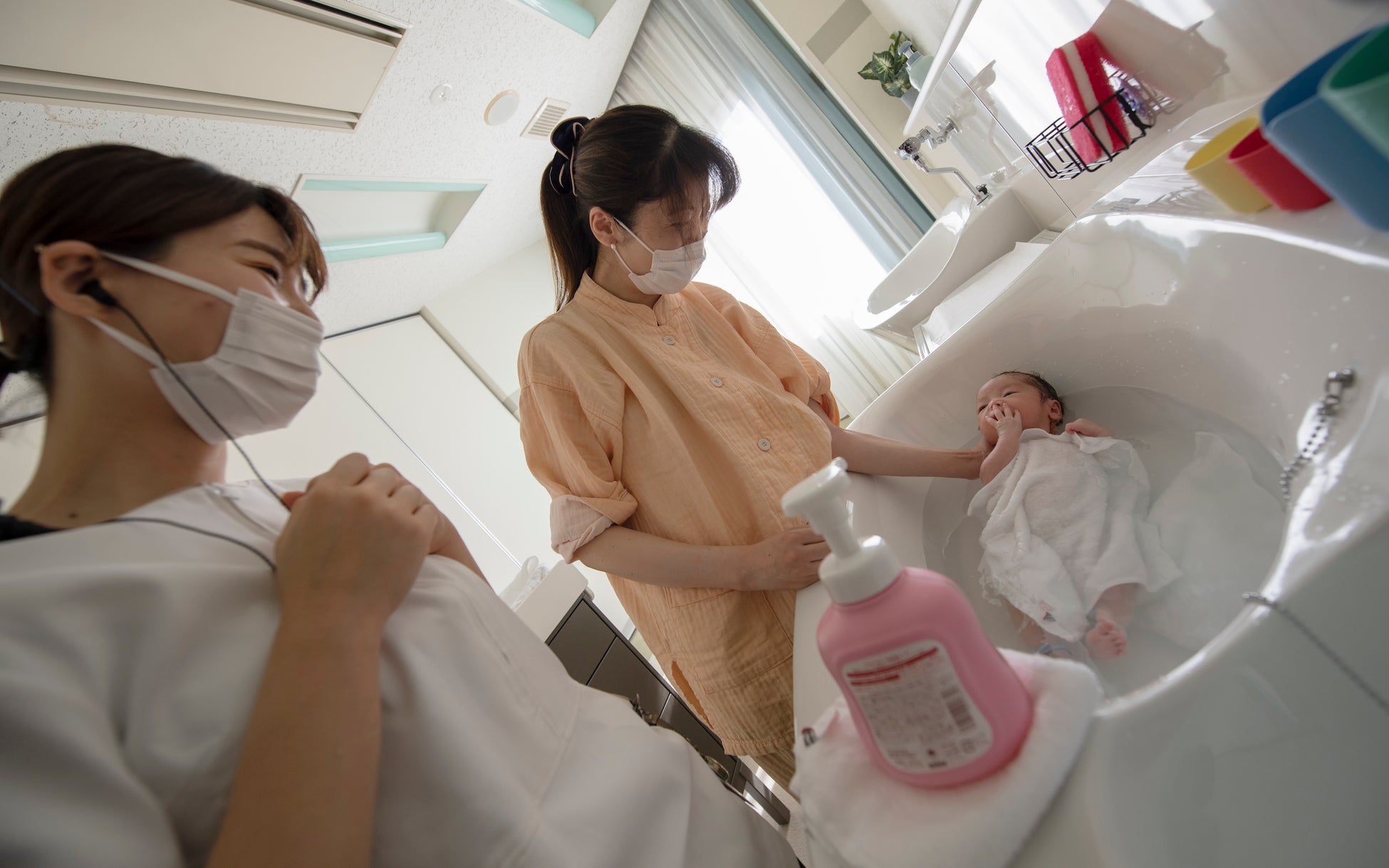 <助産師付き添いの下、沐浴を行う様子>