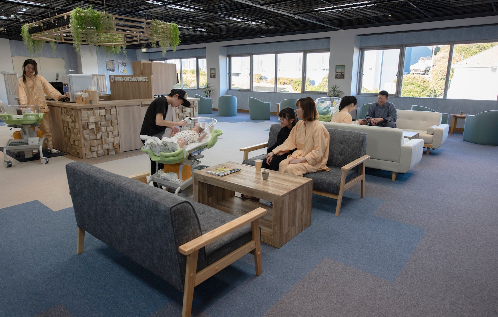 ＜ラウンジでは、広々としたスペースでご家族ともゆったりとお過ごしいただけます＞