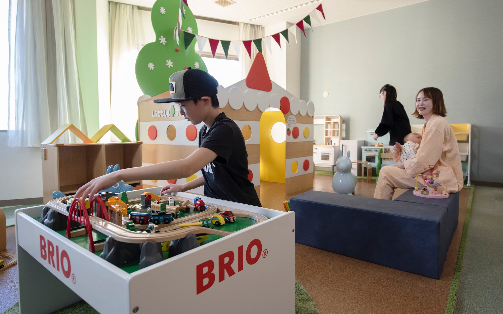 ＜下のお子様も遊べるキッズスペースも完備＞