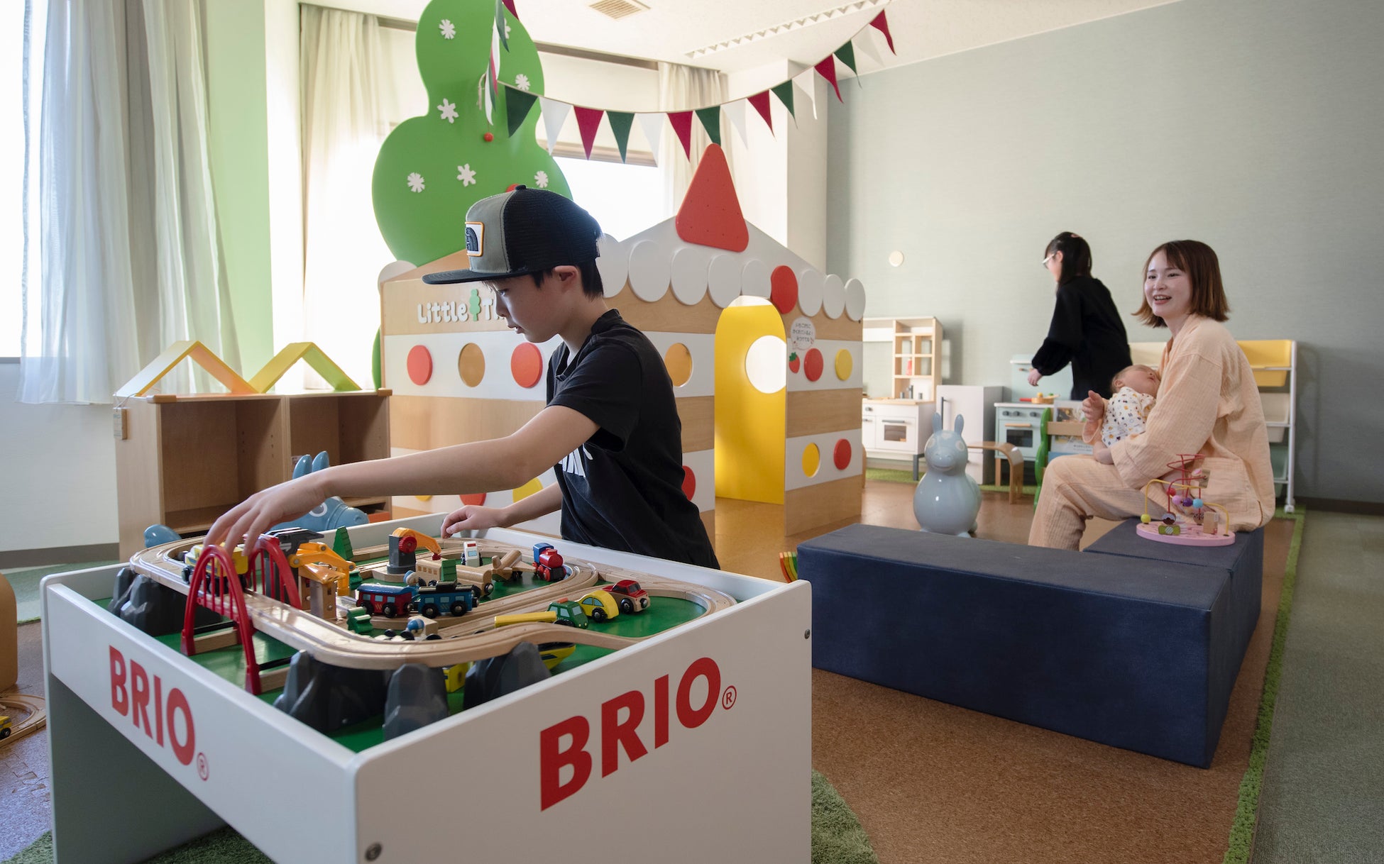 <下のお子様も遊べるキッズスペースも完備>