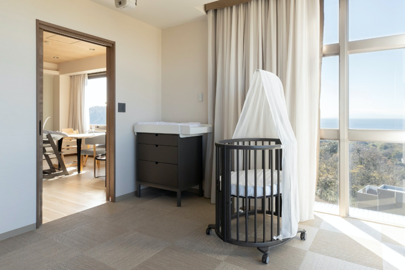 ＜ベッドルームにはキャスターが付いた丸い形のベビーベッド「スリーピー」とおむつ替えの台＞