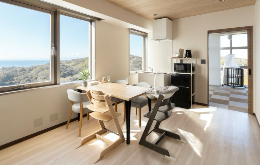 ＜ストッケの「トリップ トラップ」及び、新生児用シート「ニューボーンセット」が付いたものと、上のお子さま用を配置したロイヤルスイート＞