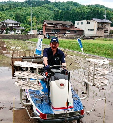 初めての田植え機。運転は、得意のまっすぐストレートとはいかず‥