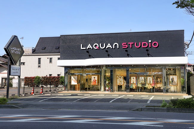 路面店だからこそできるショーウィンドウのように写真パネルを飾った