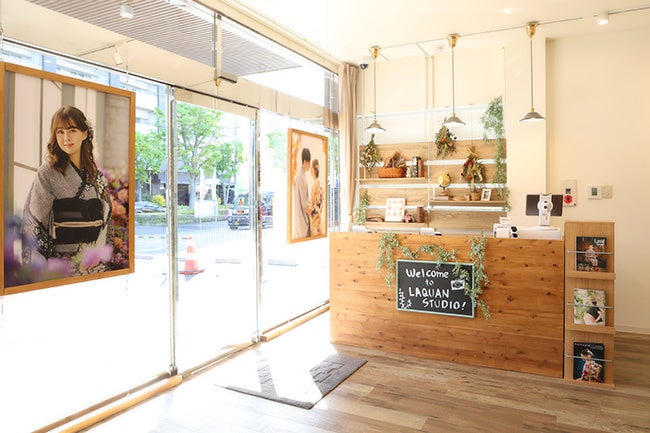 入口の木製のカウンターでお客様をお出迎え