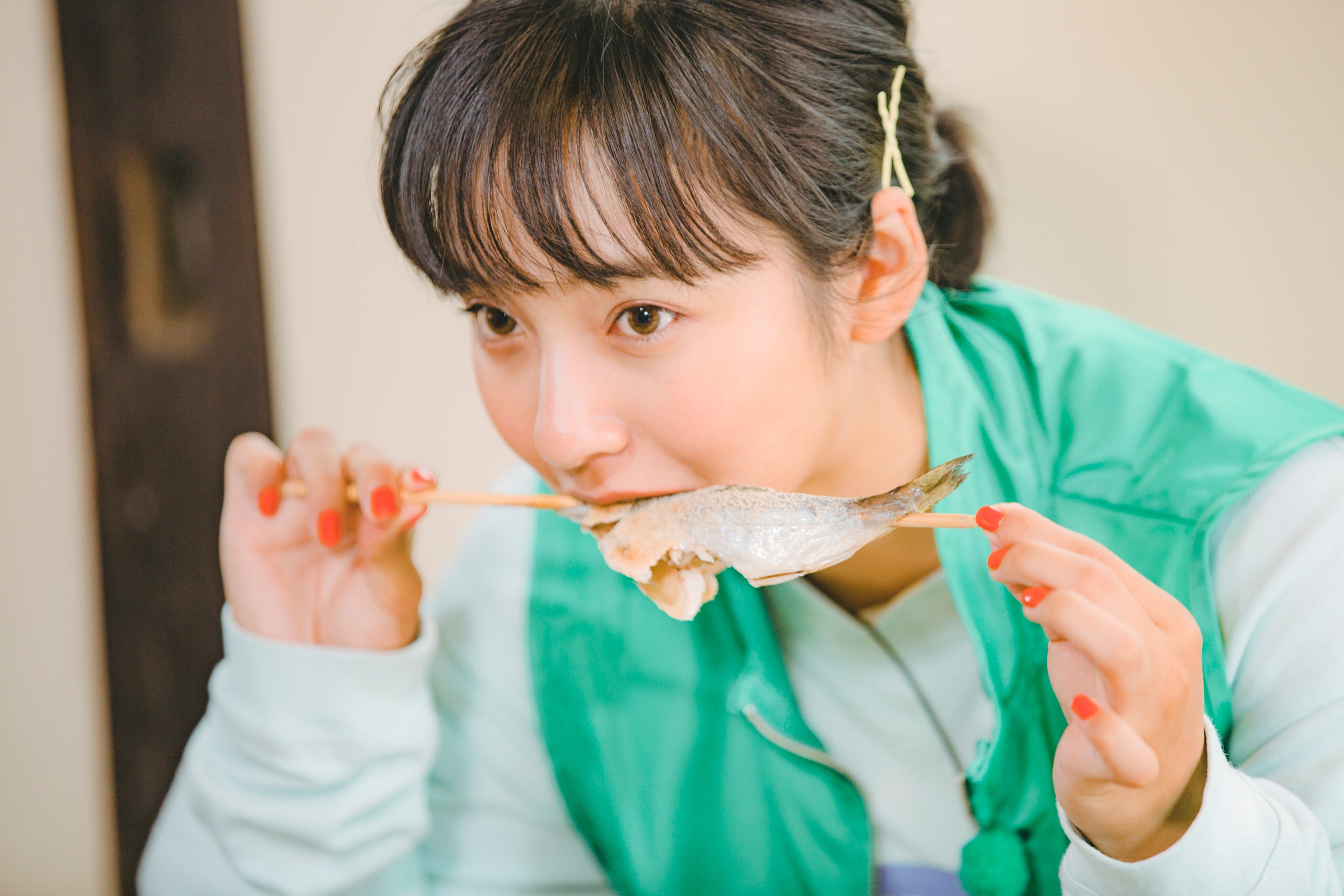 ©UHB　ヒメマスを食べる山之内すず