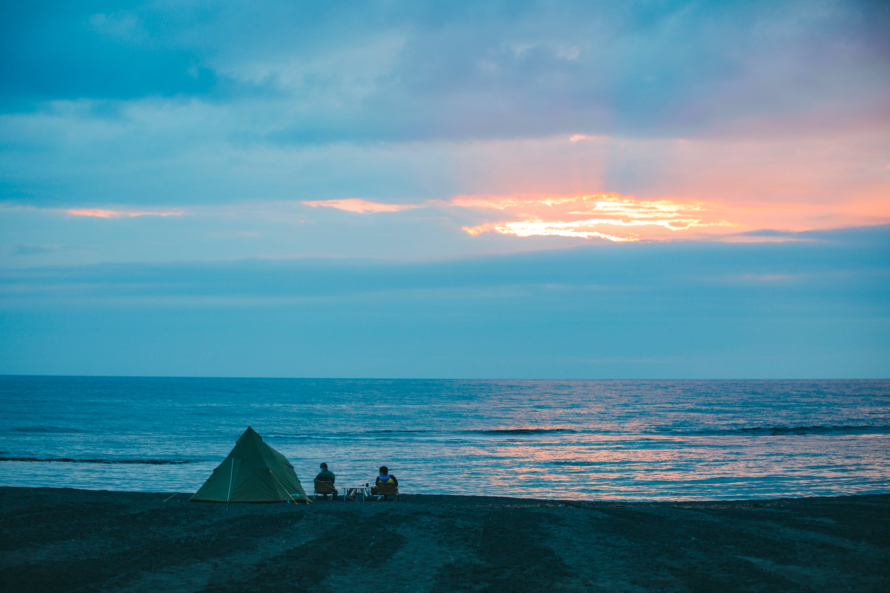 ©UHB／YOSHIMOTO KOGYOゴールデンるもいで夕日をみるタカトシ
