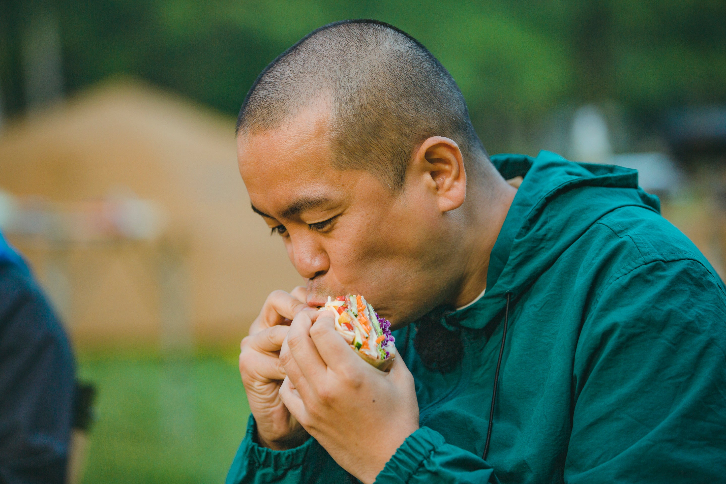 ©UHB／YOSHIMOTO KOGYO萌え断サンドを頬張るトシ