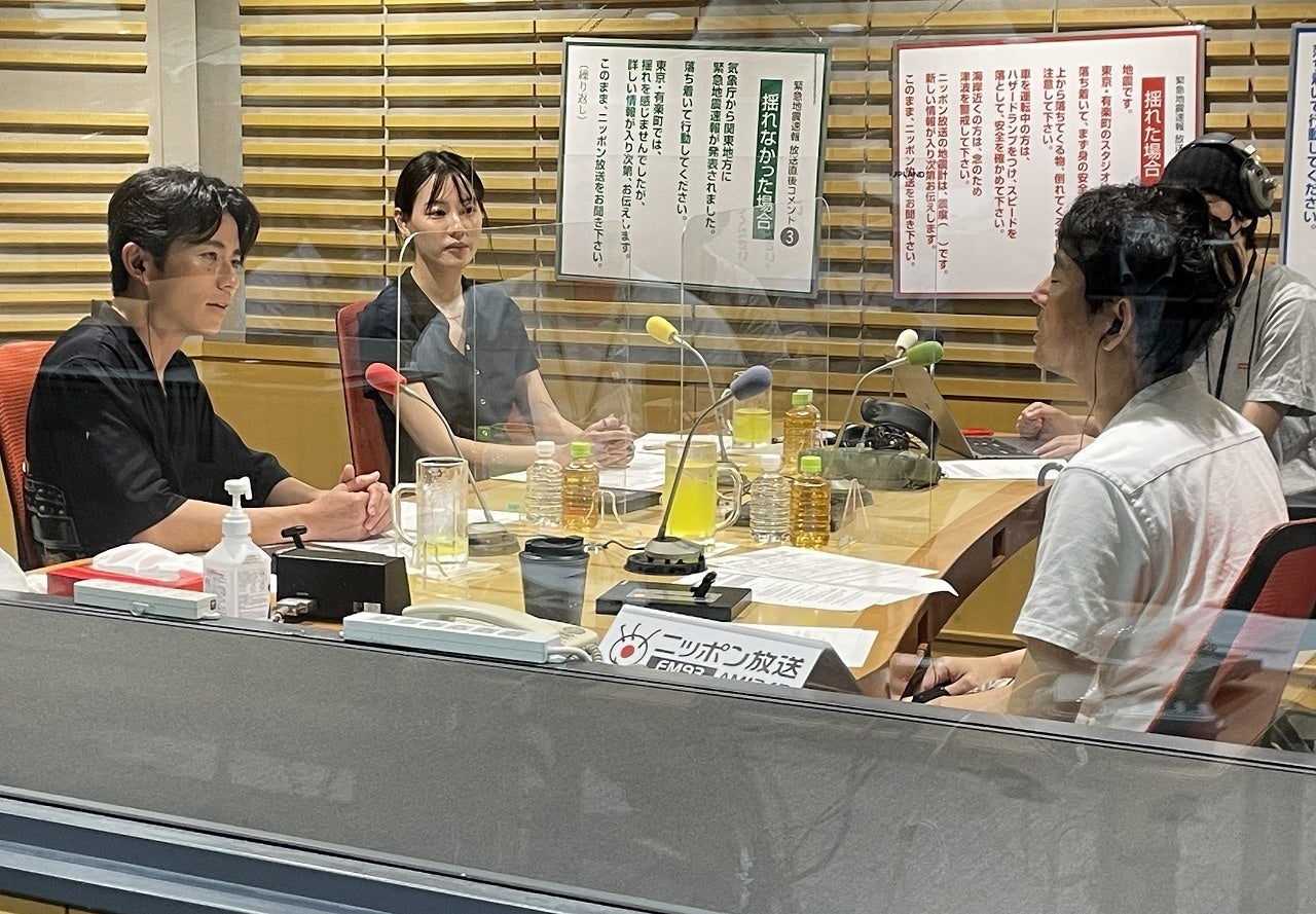 左から：藤森慎吾（オリエンタルラジオ）、花山瑞貴、土屋伸之（ナイツ）