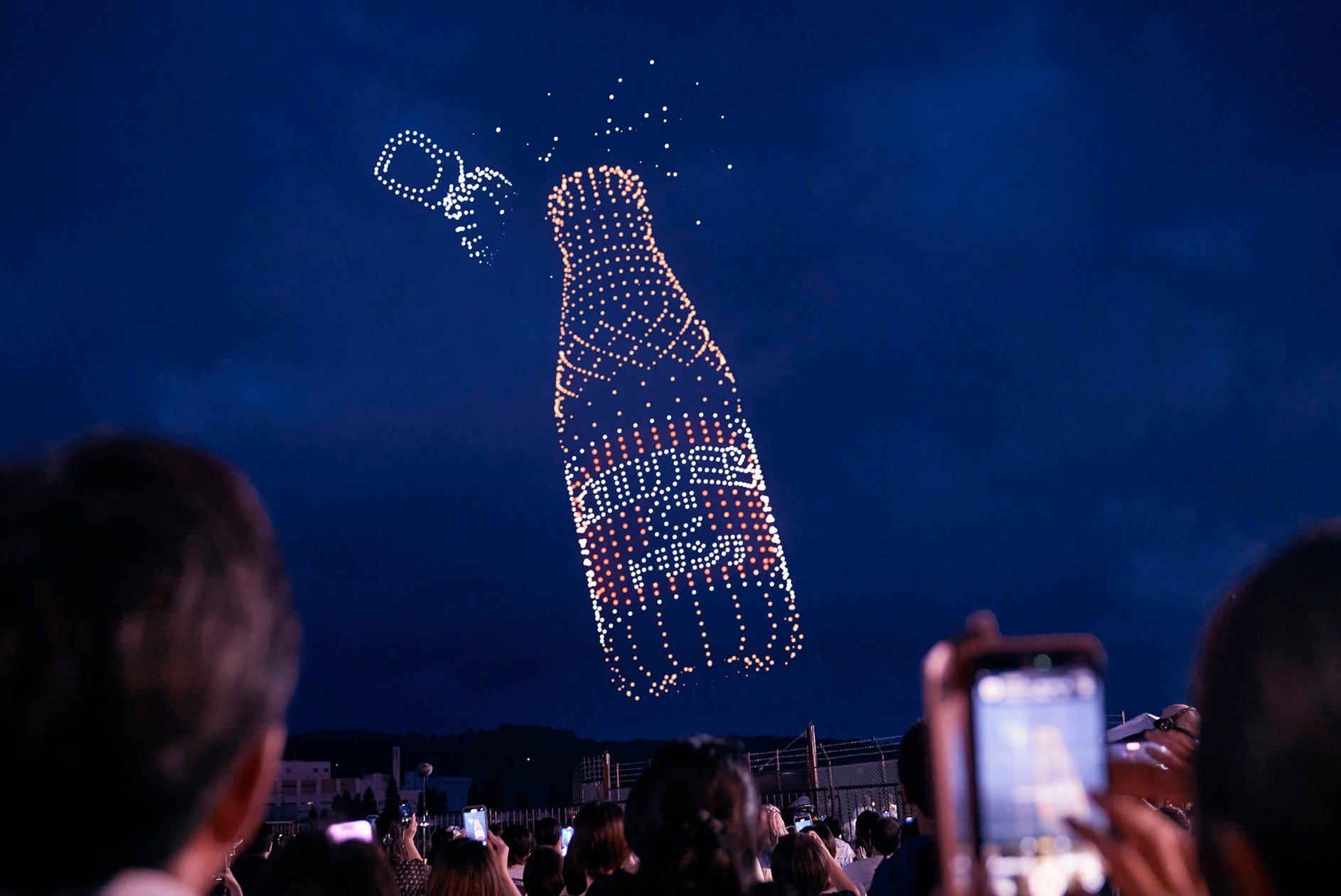 レッドクリフ、日本最高峰「大曲の花火」で約1,300機のドローンが描く「元気ハツラツ!大空大合唱」を8/30に演出・運営 | 株式会社レッドクリフのプレスリリース