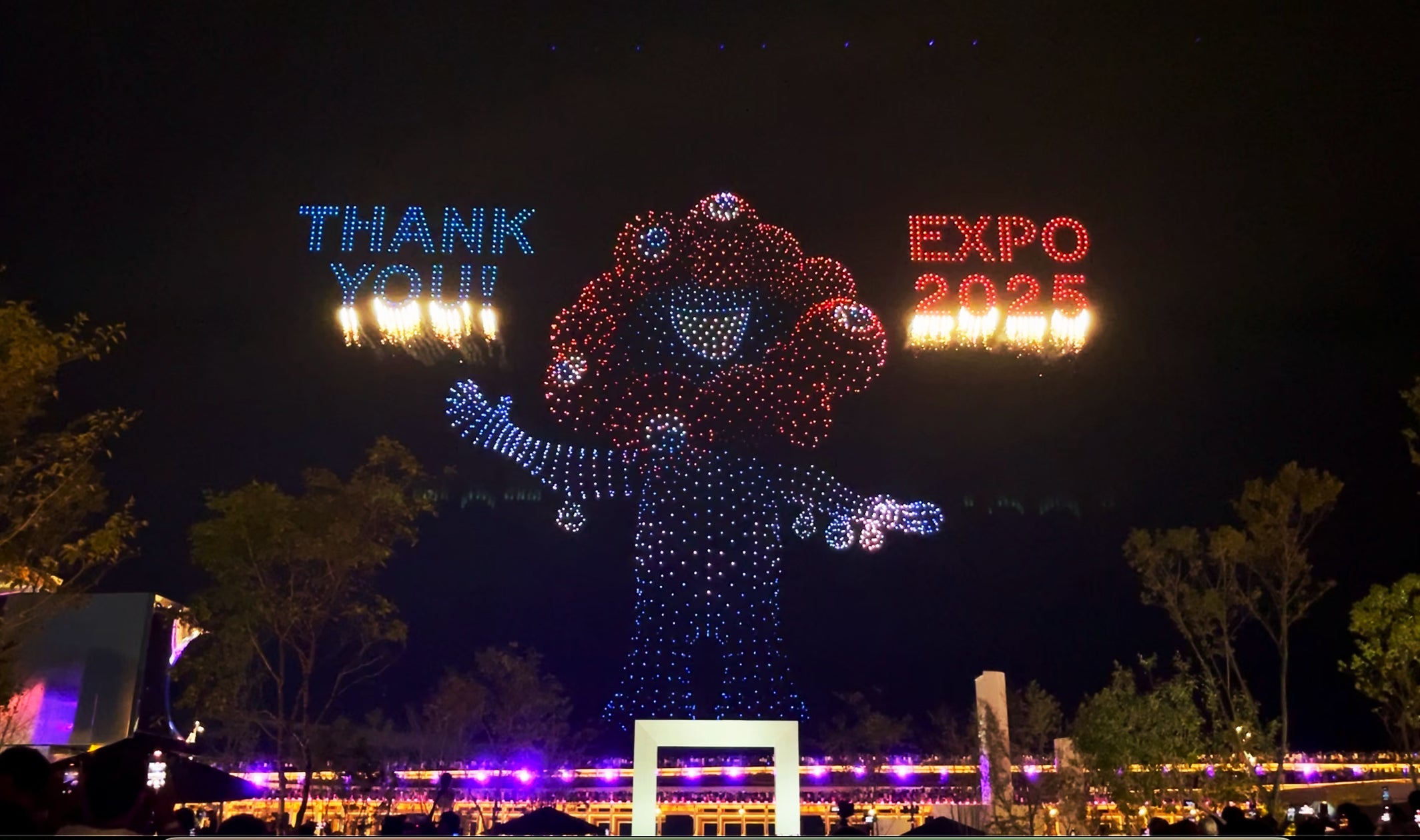 レッドクリフ、大阪・関西万博閉幕日に国内最多3,000機のドローンショーを実施 累計飛行数140,194機でギネス世界記録™を樹立 | 株式会社レッドクリフのプレスリリース