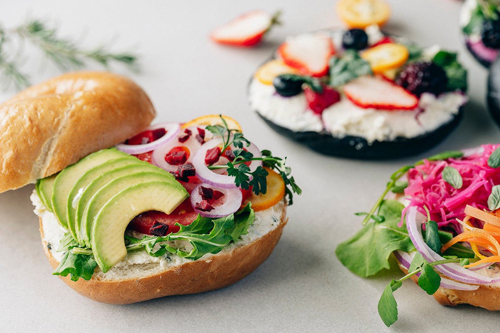 乾燥野菜やフレッシュ野菜のデリ、フルーツ、スプレッドを組み合わせた色とりどりのオープンベーグルサンド。カフェメニューはテイクアウトにも対応します。