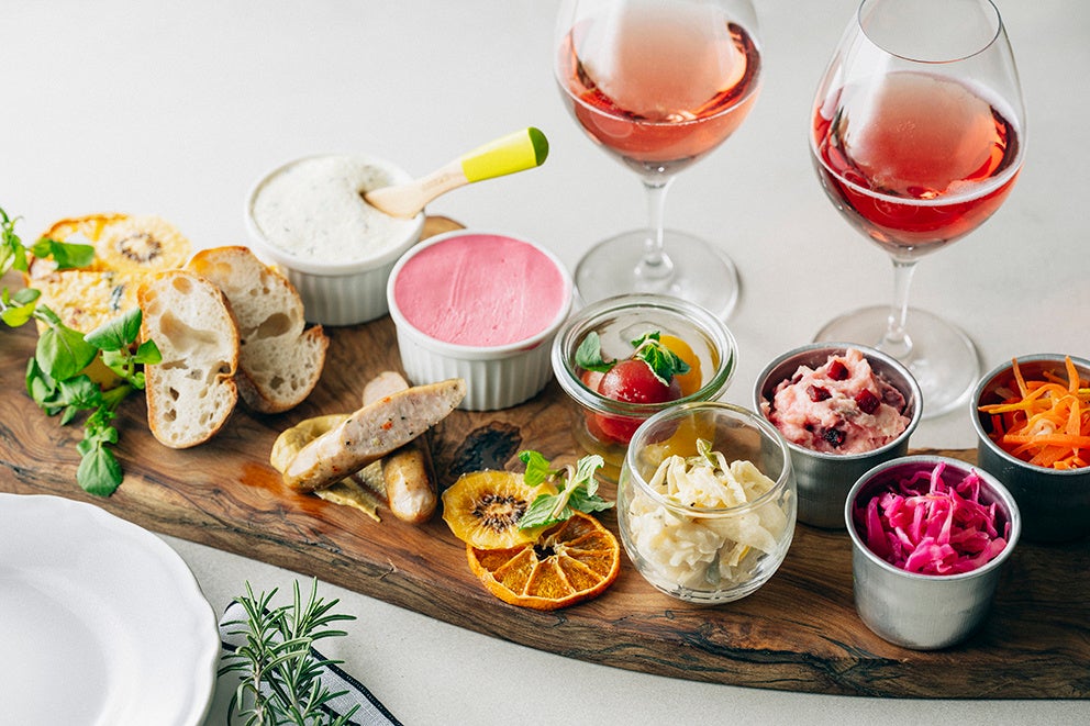 定番デリをはじめ、季節に合わせた期間限定デリメニューが常時10〜12種類を本日のデリとして提供。好きなものを選んで組み合わせるスタイルなので、毎日通っても飽きのないメニュー構成です。