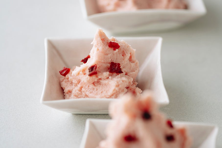 乾燥野菜のビーツを使ったデリ、ピンクマッシュポテト。ほんのりとした甘さがクセになるような自慢の一品です。