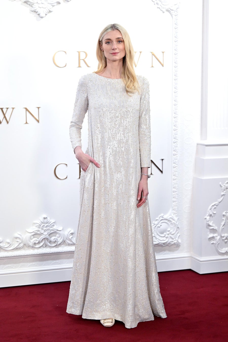 エリザベス・デビッキがディオールのオートクチュールコレクションを纏う エリザベス・デビッキがディオールのオートクチュールコレクションを纏う