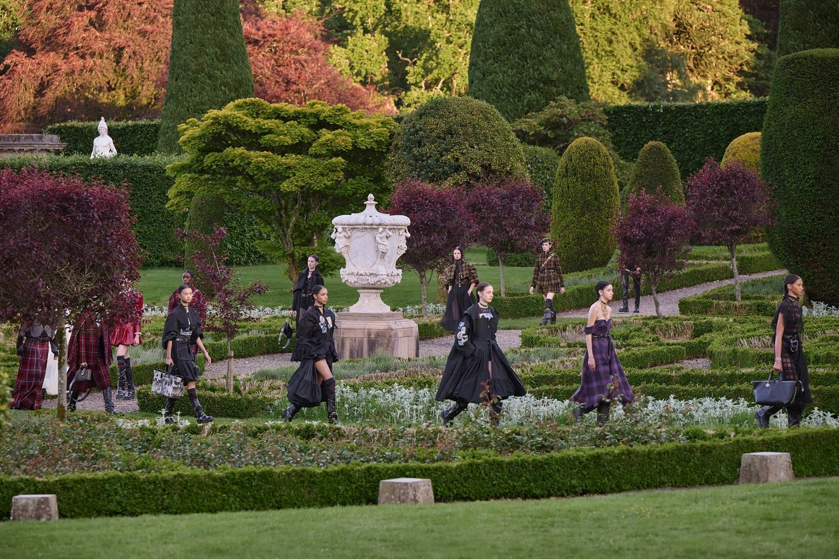 DIOR CRUISE 25 FINALE © Adrien Dirand © Drummond Castle