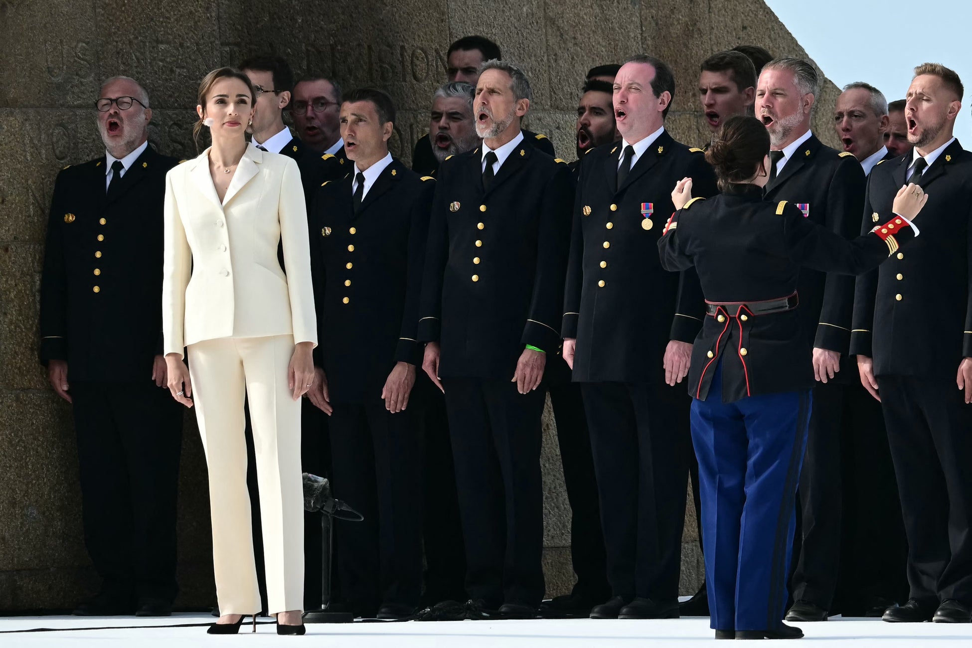 ベルギー王妃、Dデイ80周年式典でディオールのデザインを披露 ベルギー王妃、Dデイ80周年式典でディオールのデザインを披露