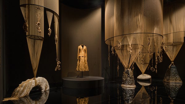 DIOR】特別展「L'Or de Dior」を北京のガーディアン アートセンターで DIOR】特別展「L'Or de Dior」を北京のガーディアン アートセンターで