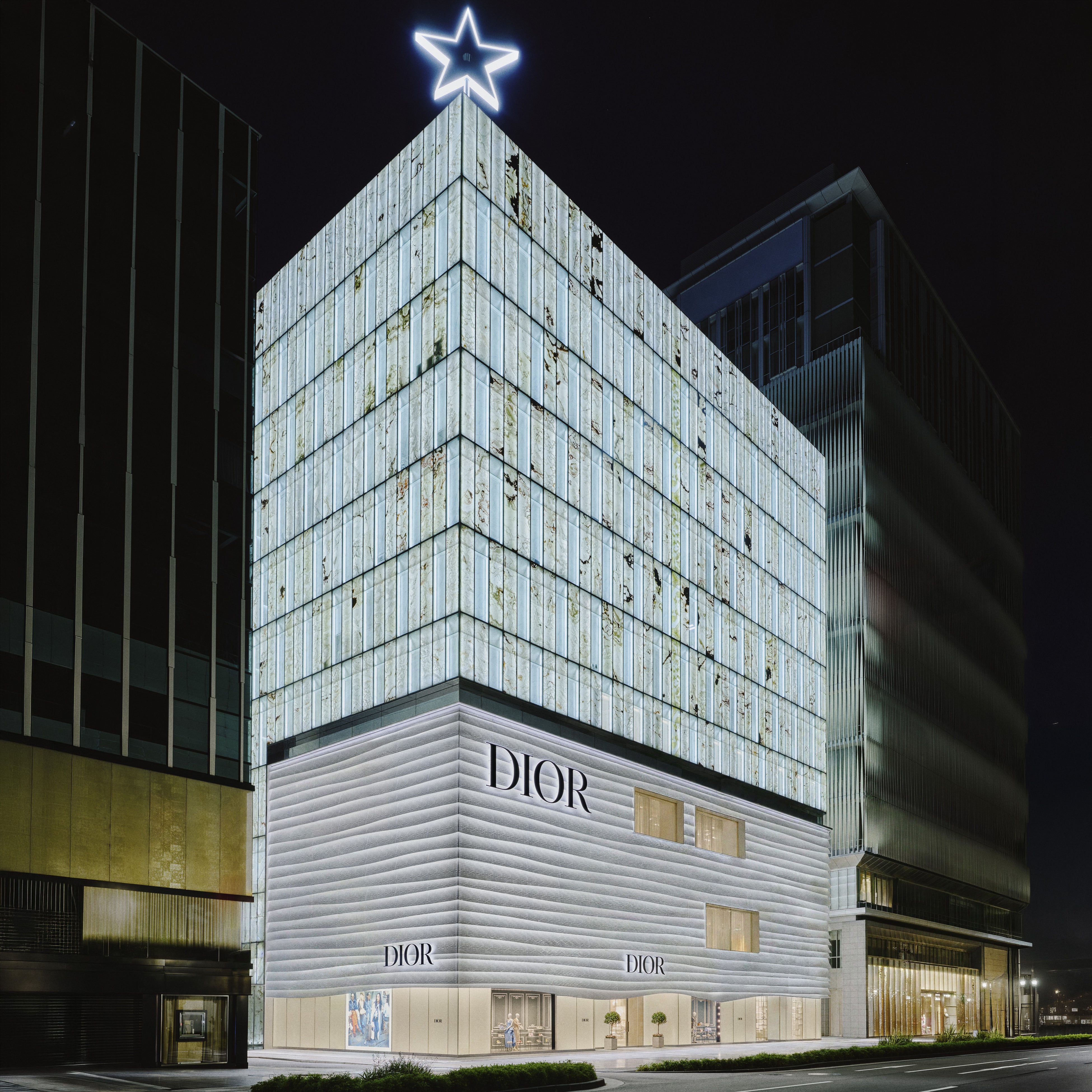 DIOR】2026年クルーズ コレクションで発表された純白のレース刺繍が